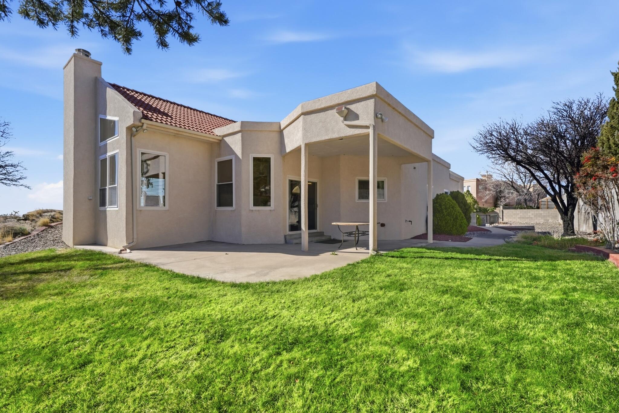 Photo 3 — 900 Piedra Larga Place NE
