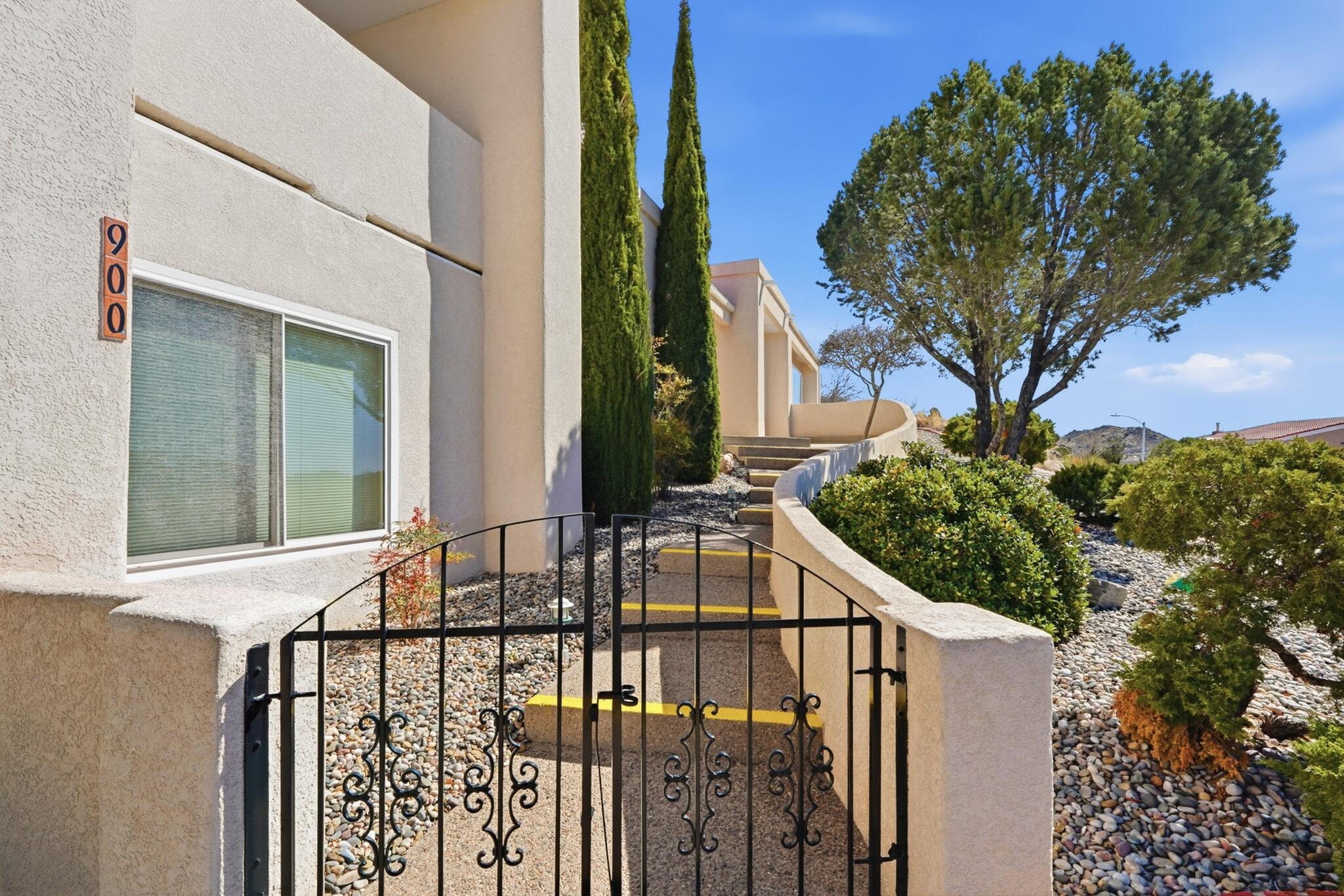 Photo 4 — 900 Piedra Larga Place NE