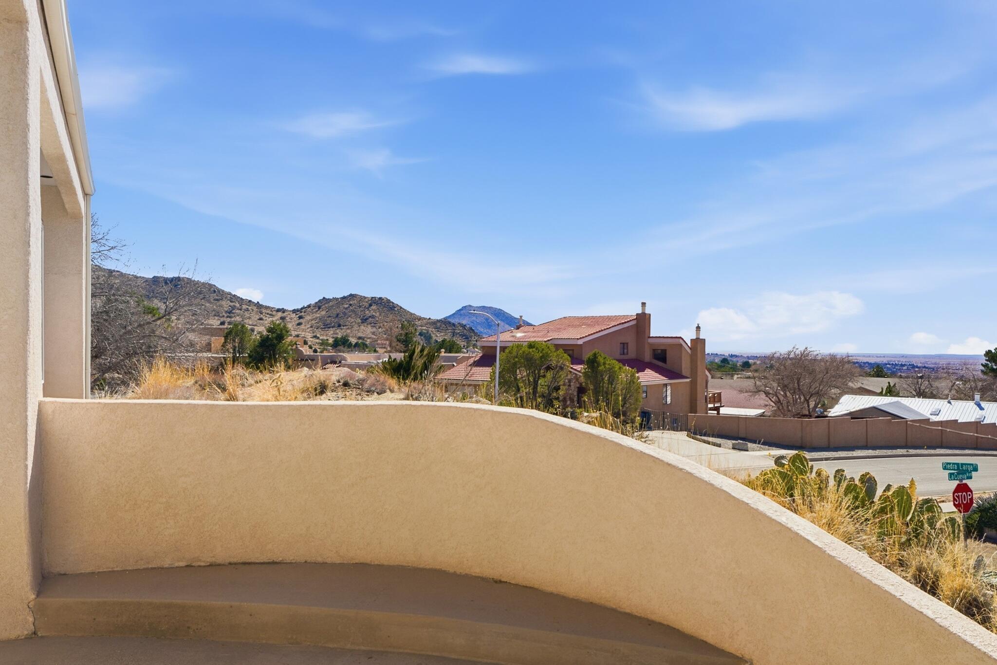 Photo 5 — 900 Piedra Larga Place NE