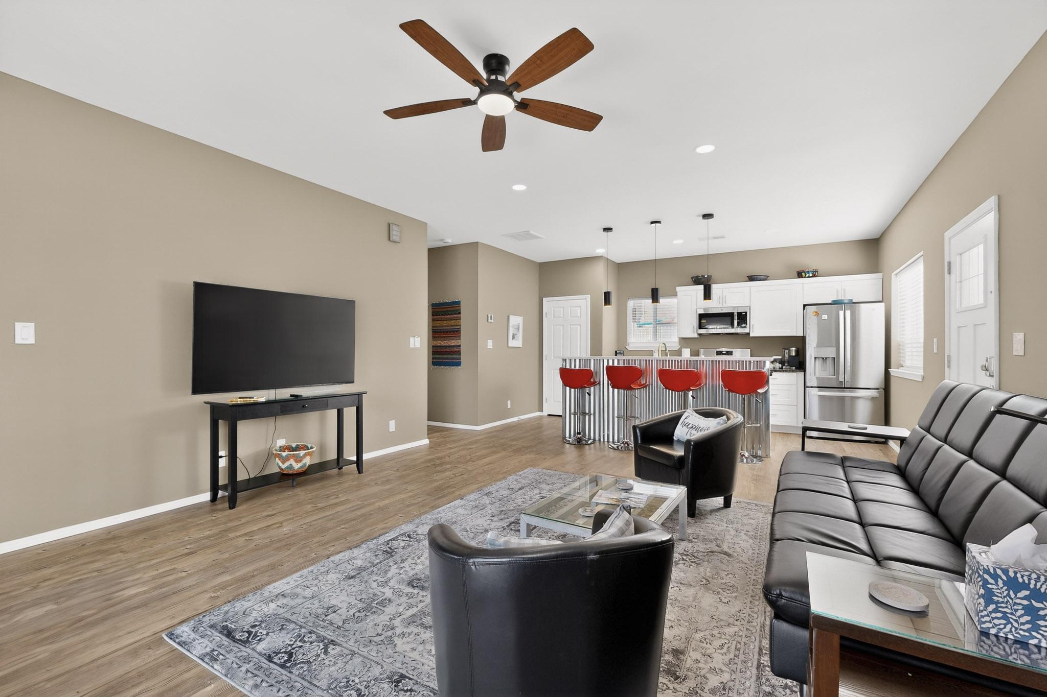 Photo 4 — 321 Columbia Drive SE