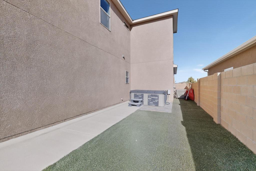 Photo 5 — 860 Firewheel Loop SW