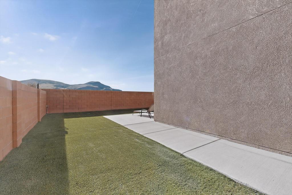 Photo 3 — 860 Firewheel Loop SW