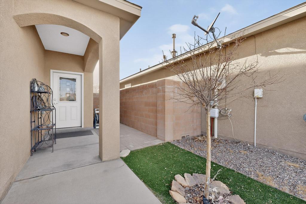 Photo 2 — 860 Firewheel Loop SW
