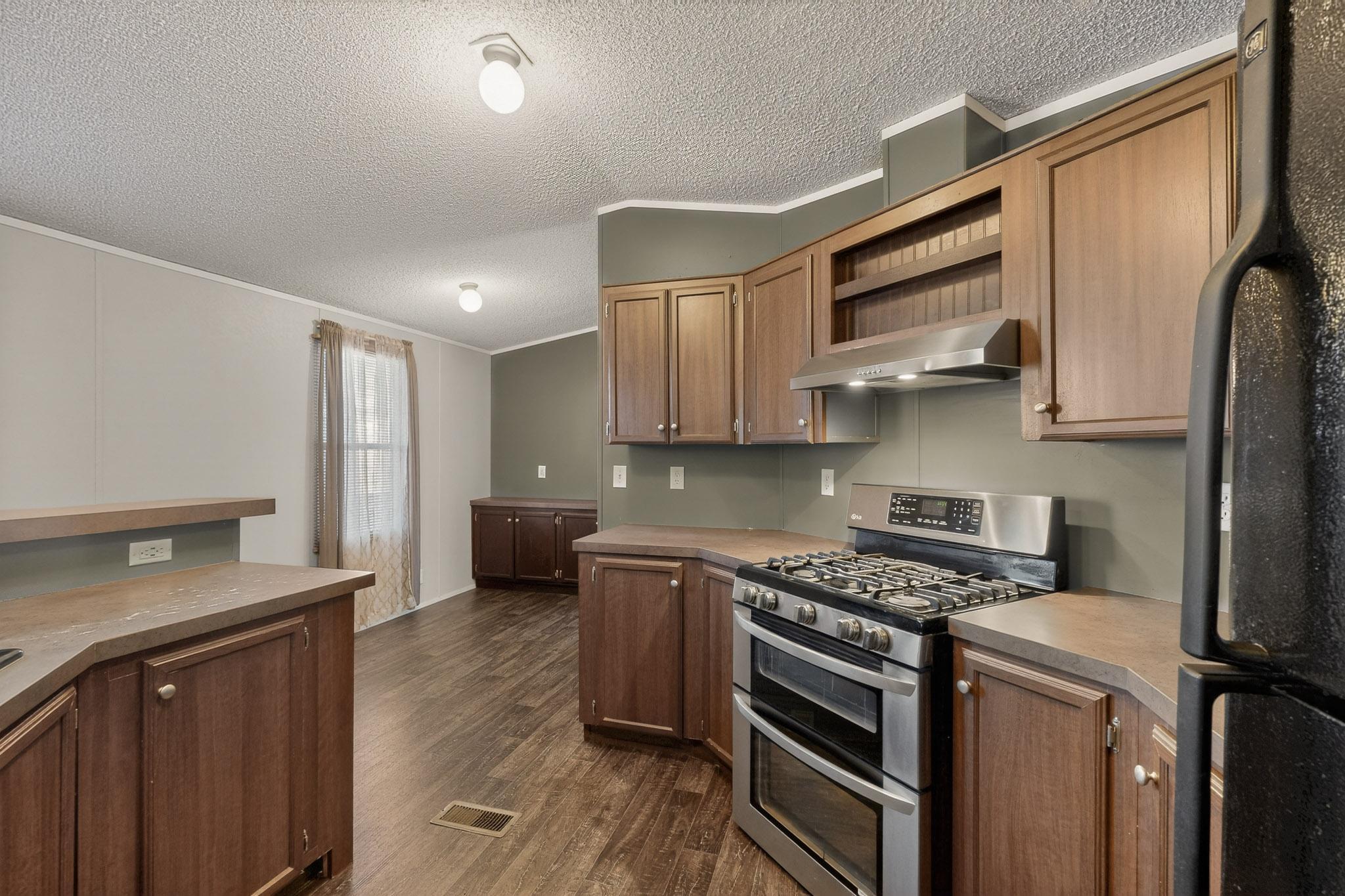 Photo 17 — 9509 Botts Street SE