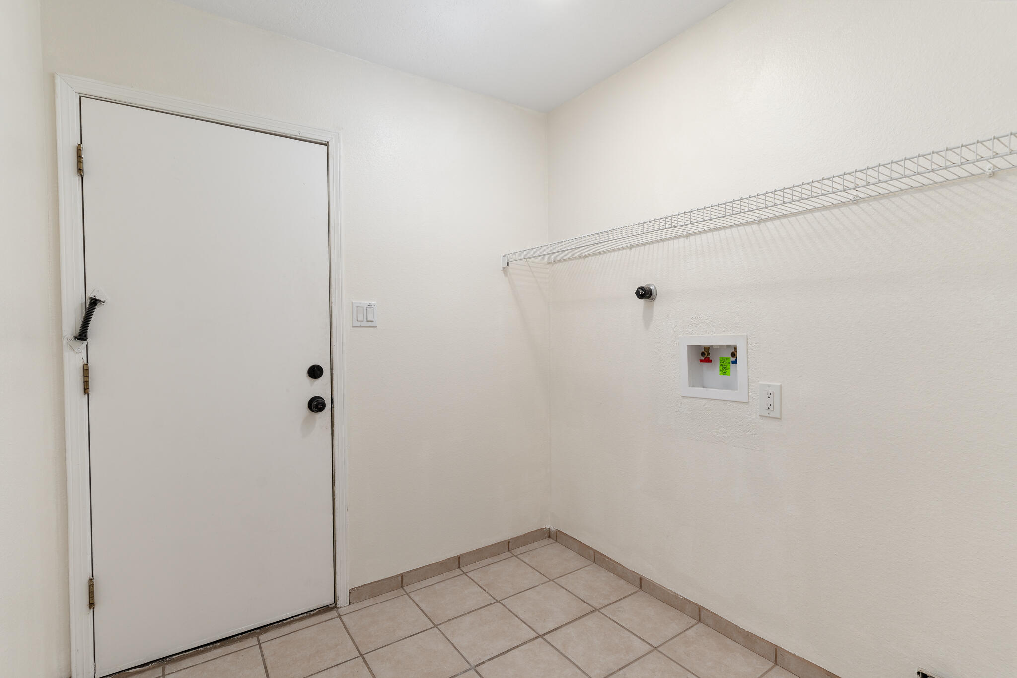 Photo 16 — 908 Riva Court NE