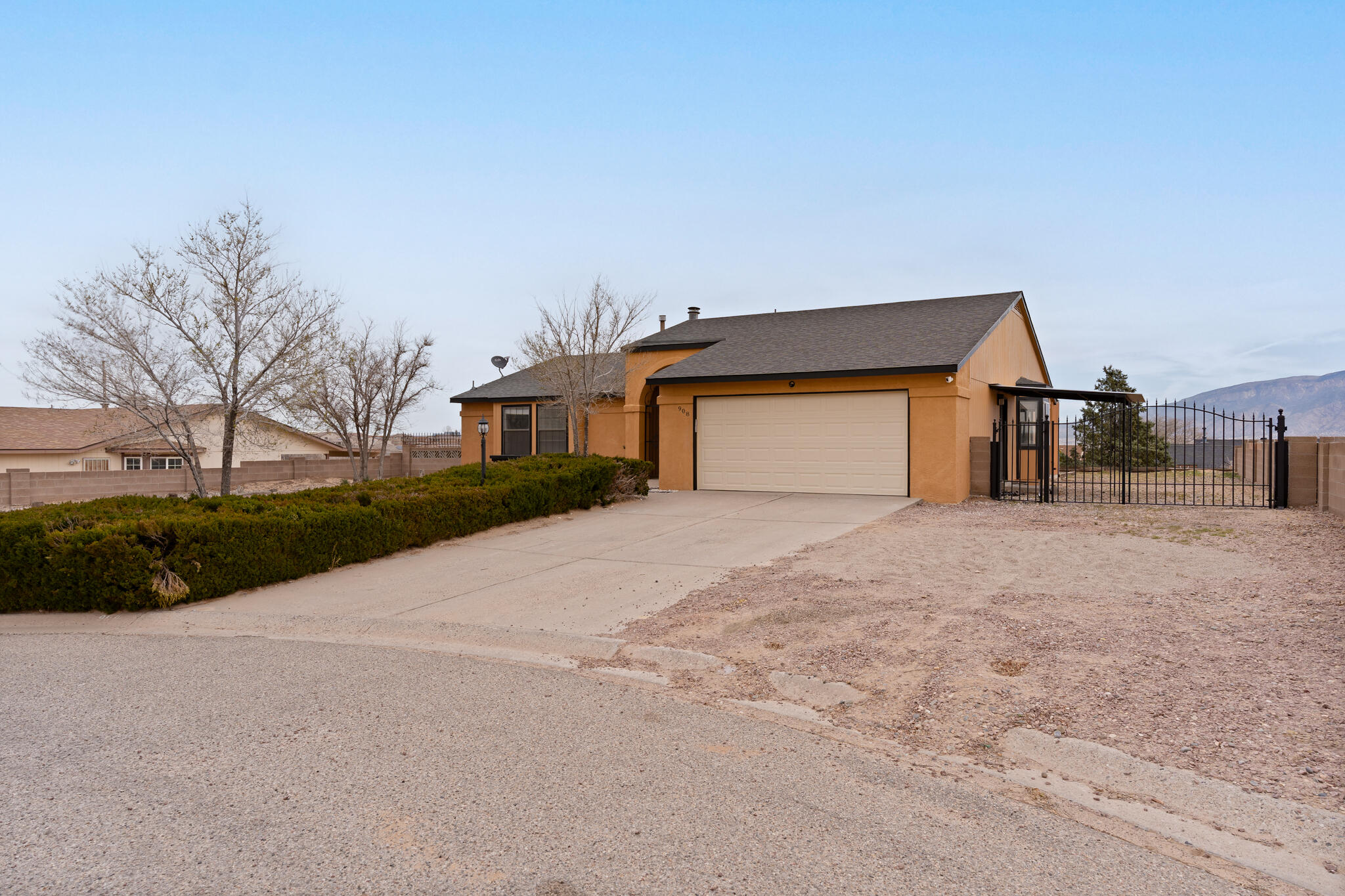Photo 17 — 908 Riva Court NE