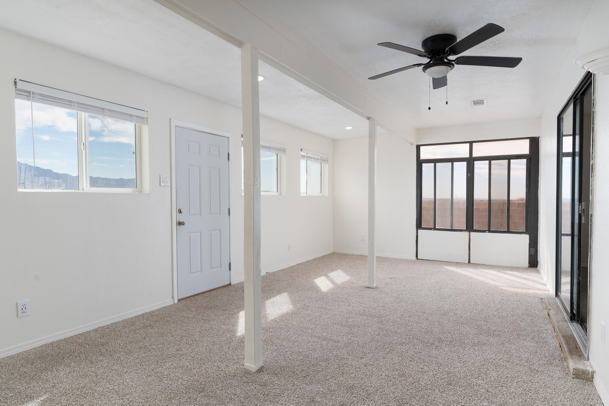 Photo 2 — 908 Riva Court NE