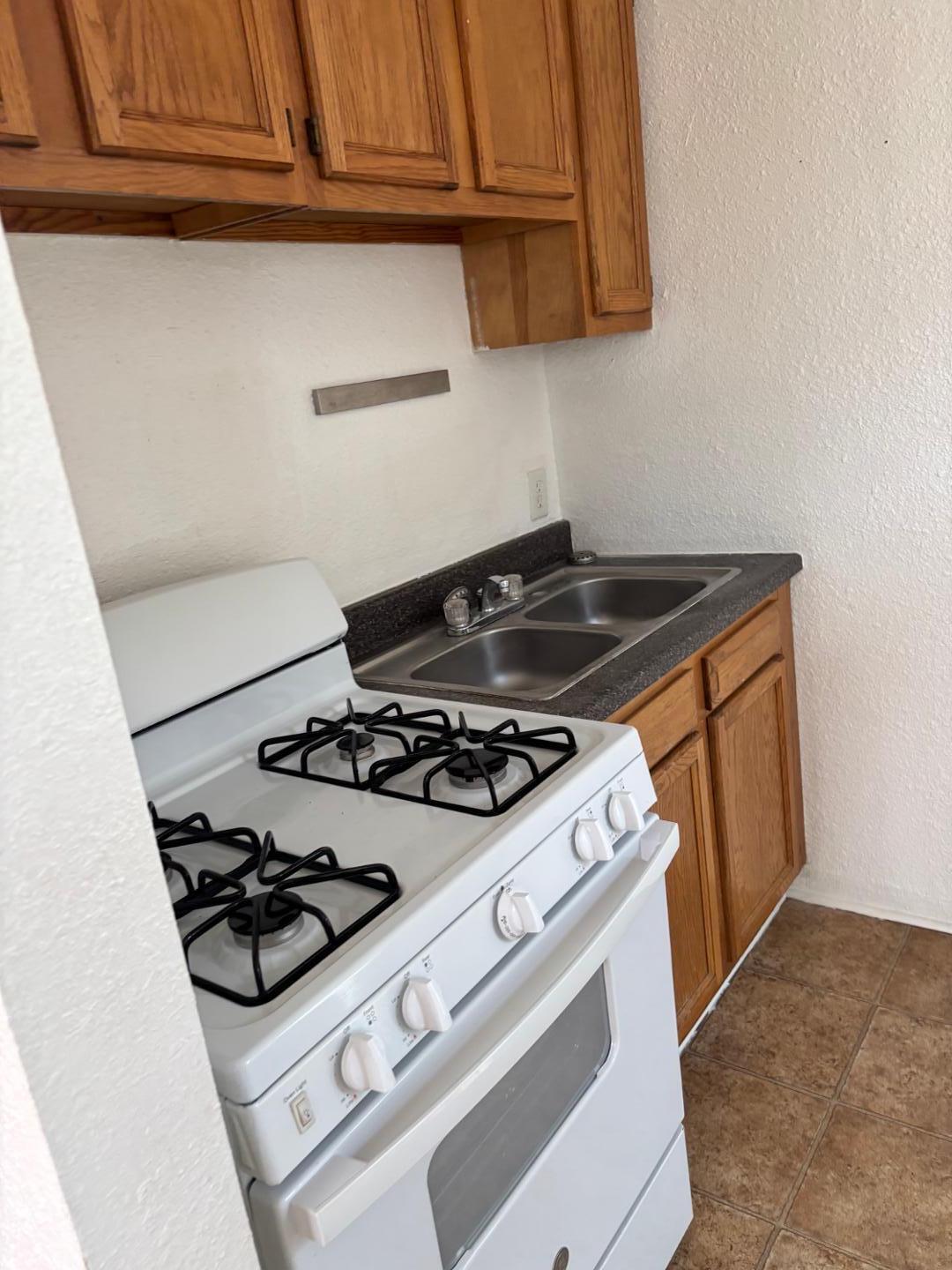 Photo 5 — 545 Cedar Street SE 10