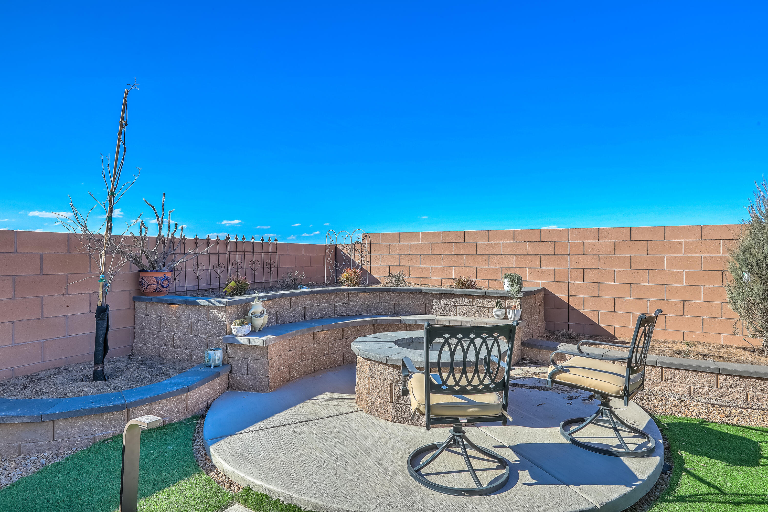 Photo 10 — 233 Spectrum Avenue SW