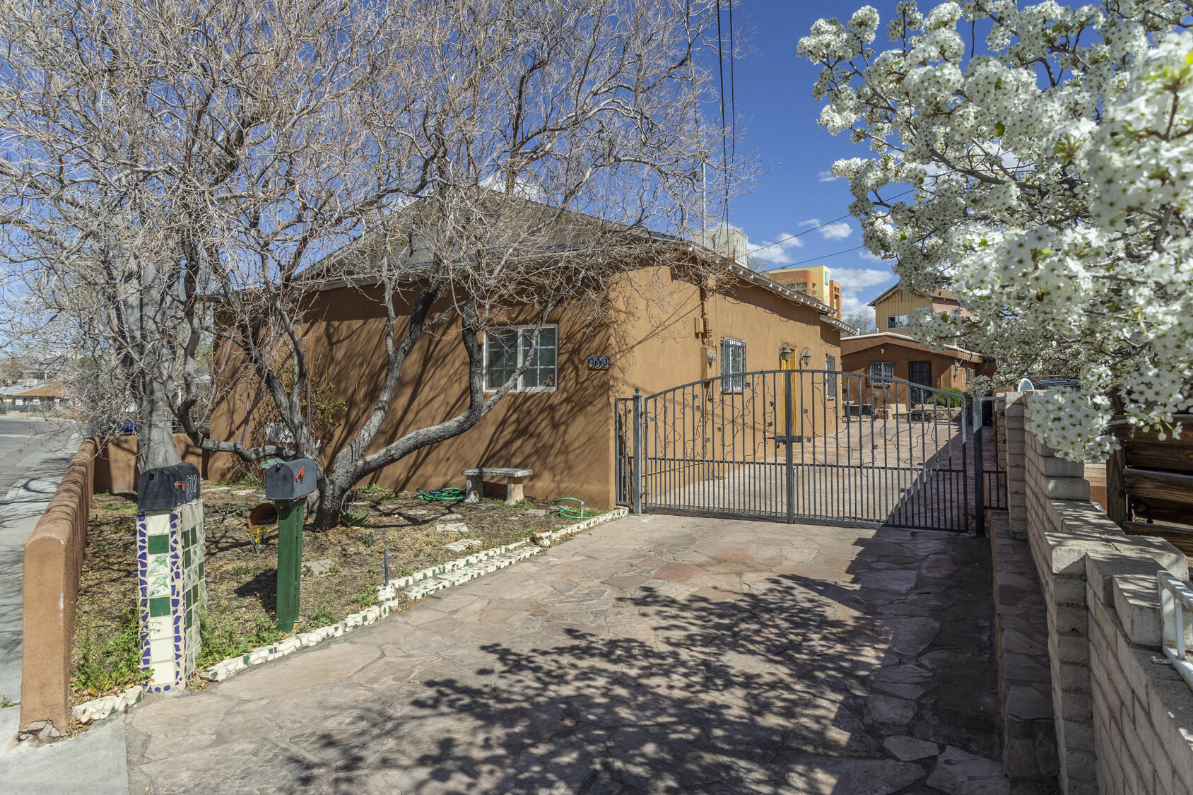 902 Edith Boulevard NE