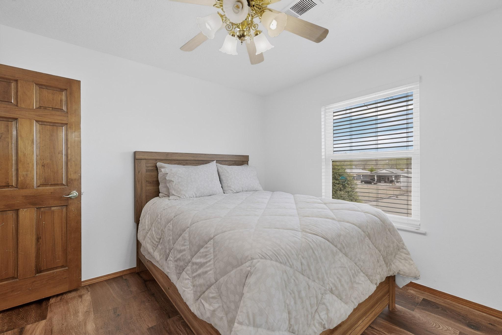 Photo 18 — 7129 Isleta Boulevard SW