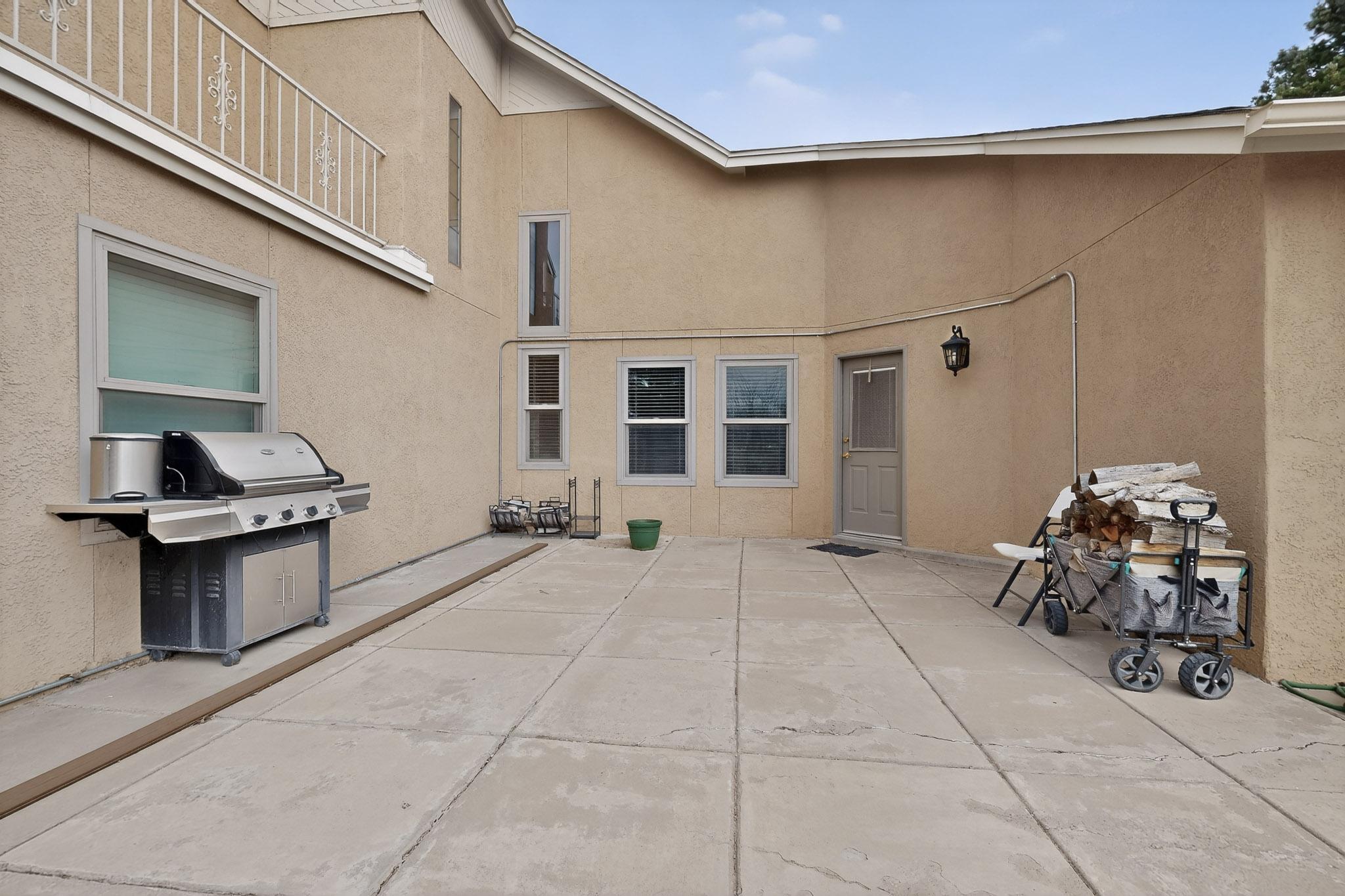 Photo 12 — 7129 Isleta Boulevard SW