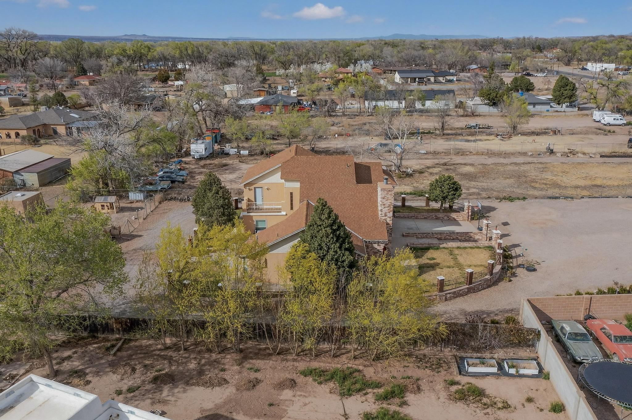 Photo 9 — 7129 Isleta Boulevard SW