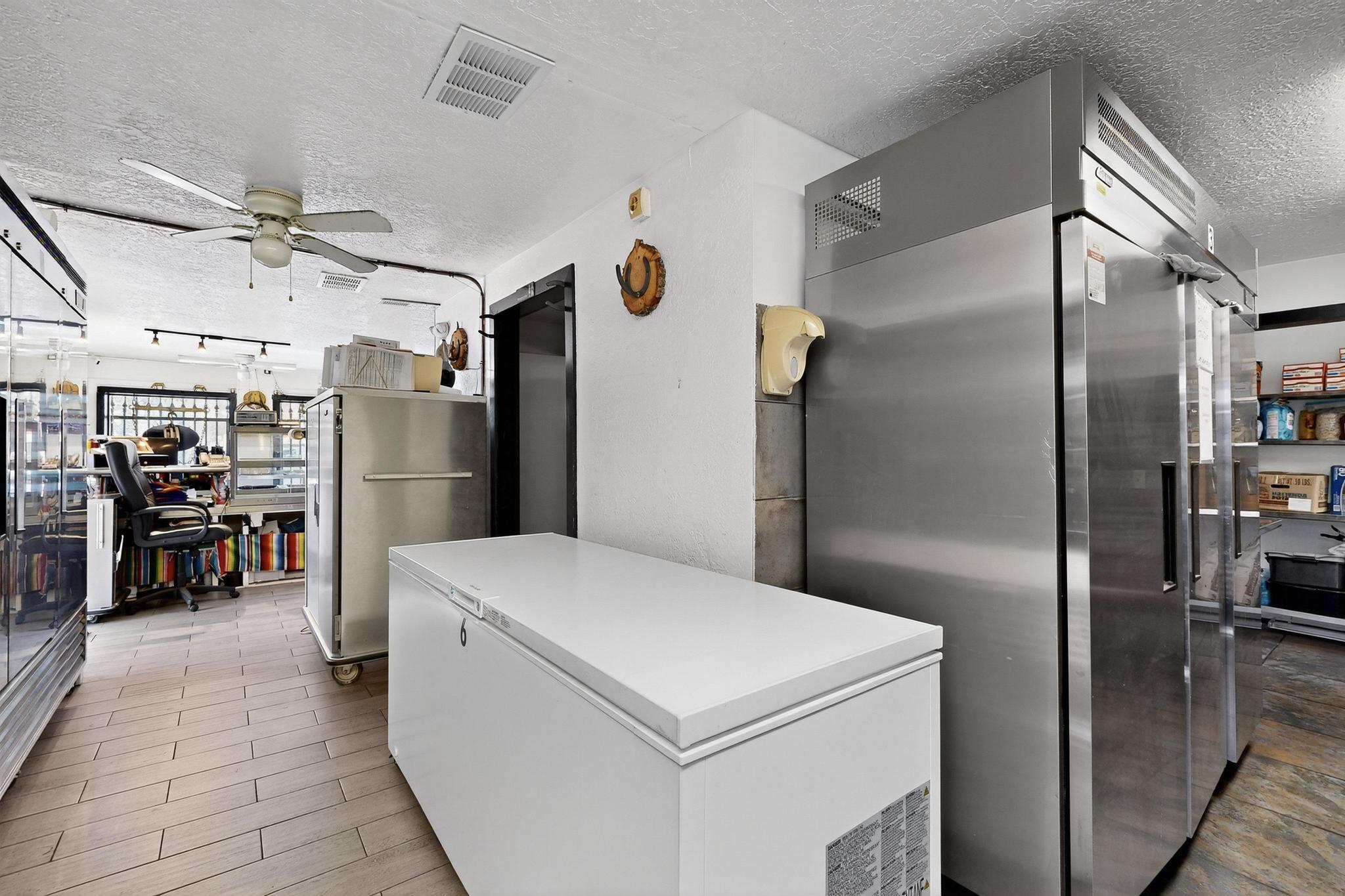 Photo 18 — 424 Isleta Boulevard SW