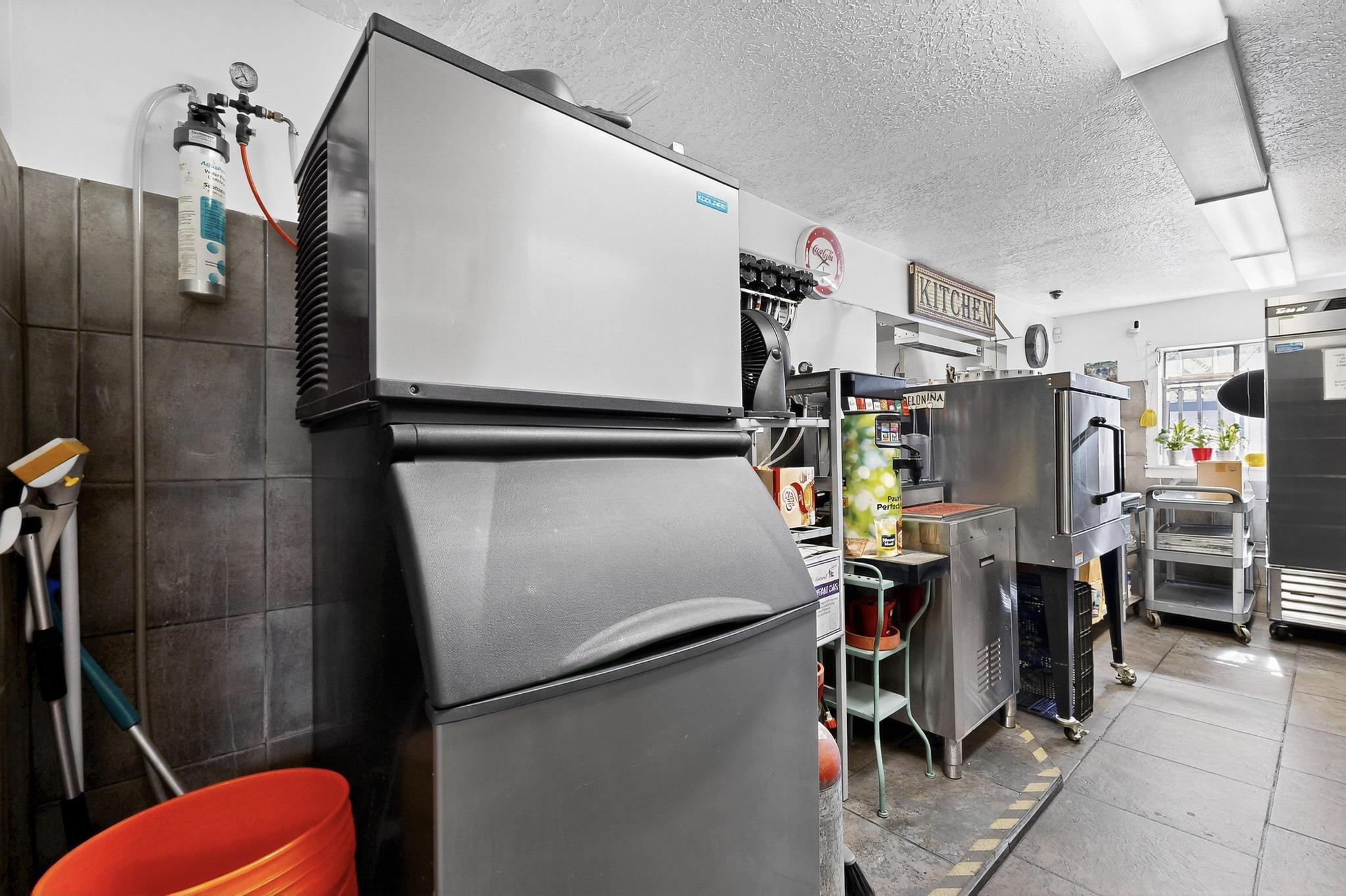Photo 16 — 424 Isleta Boulevard SW