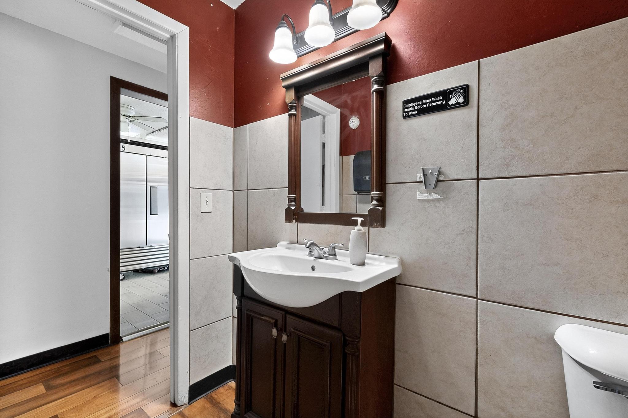 Photo 7 — 424 Isleta Boulevard SW