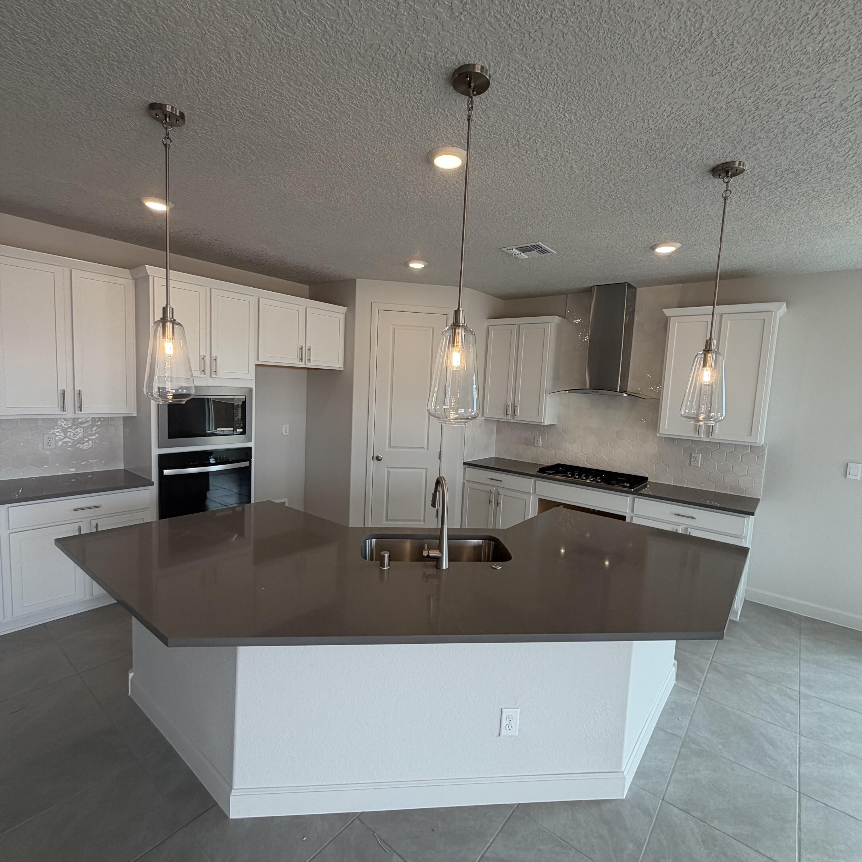 Photo 16 — 2443 Marble Avenue NE