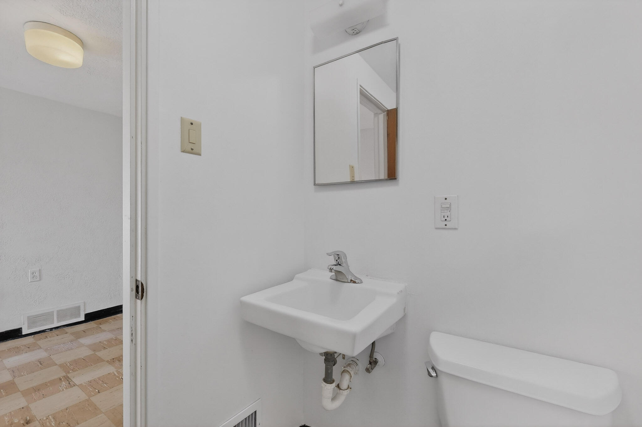 Photo 16 — 4802 Constitution Avenue NE