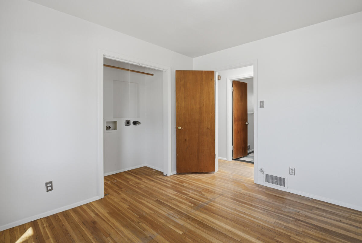 Photo 10 — 824 Monroe Street NE