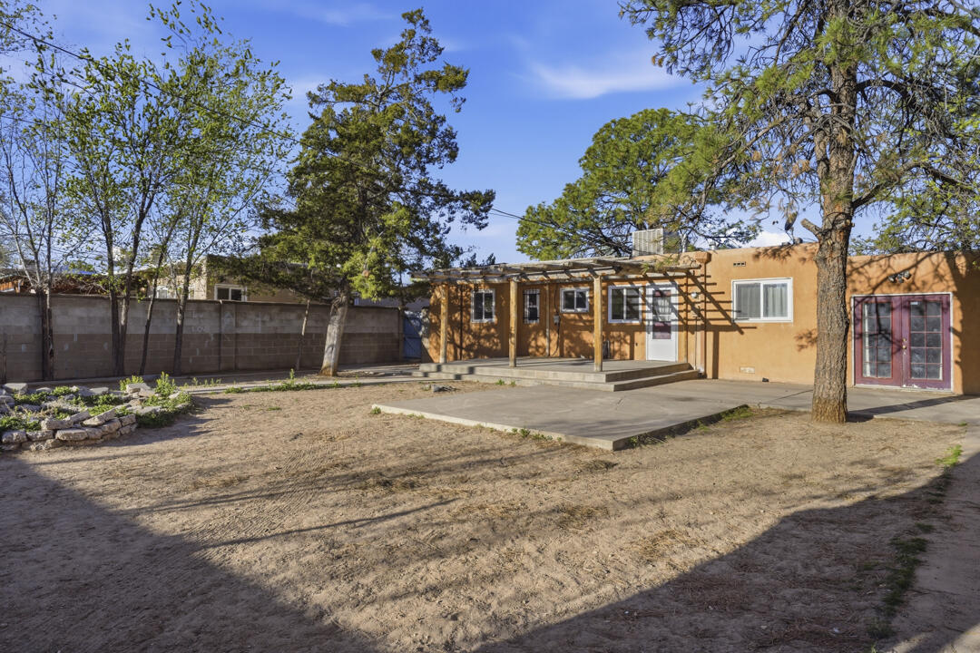 Photo 4 — 824 Monroe Street NE