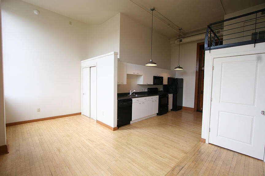 Photo 10 — 100 Broadway Boulevard NE 309
