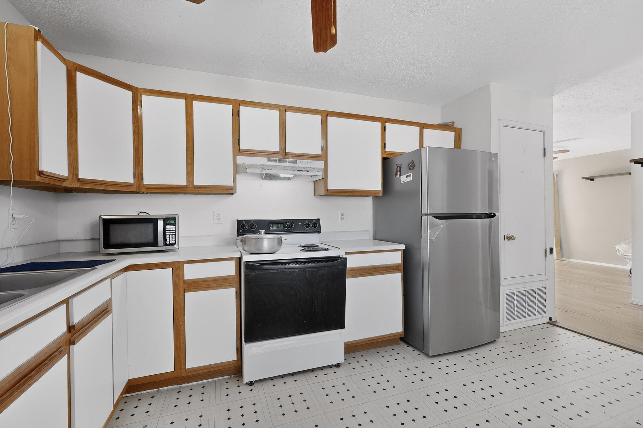 Photo 10 — 1800 Lee Loop NE