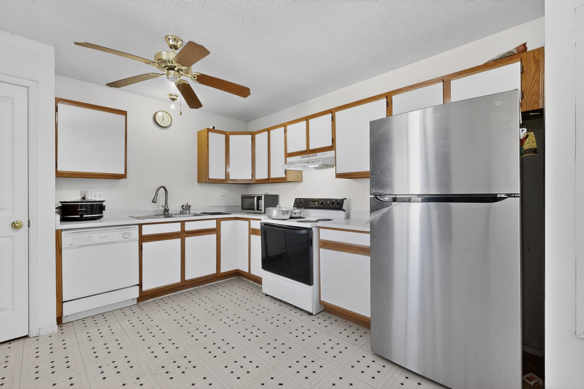 Photo 11 — 1800 Lee Loop NE