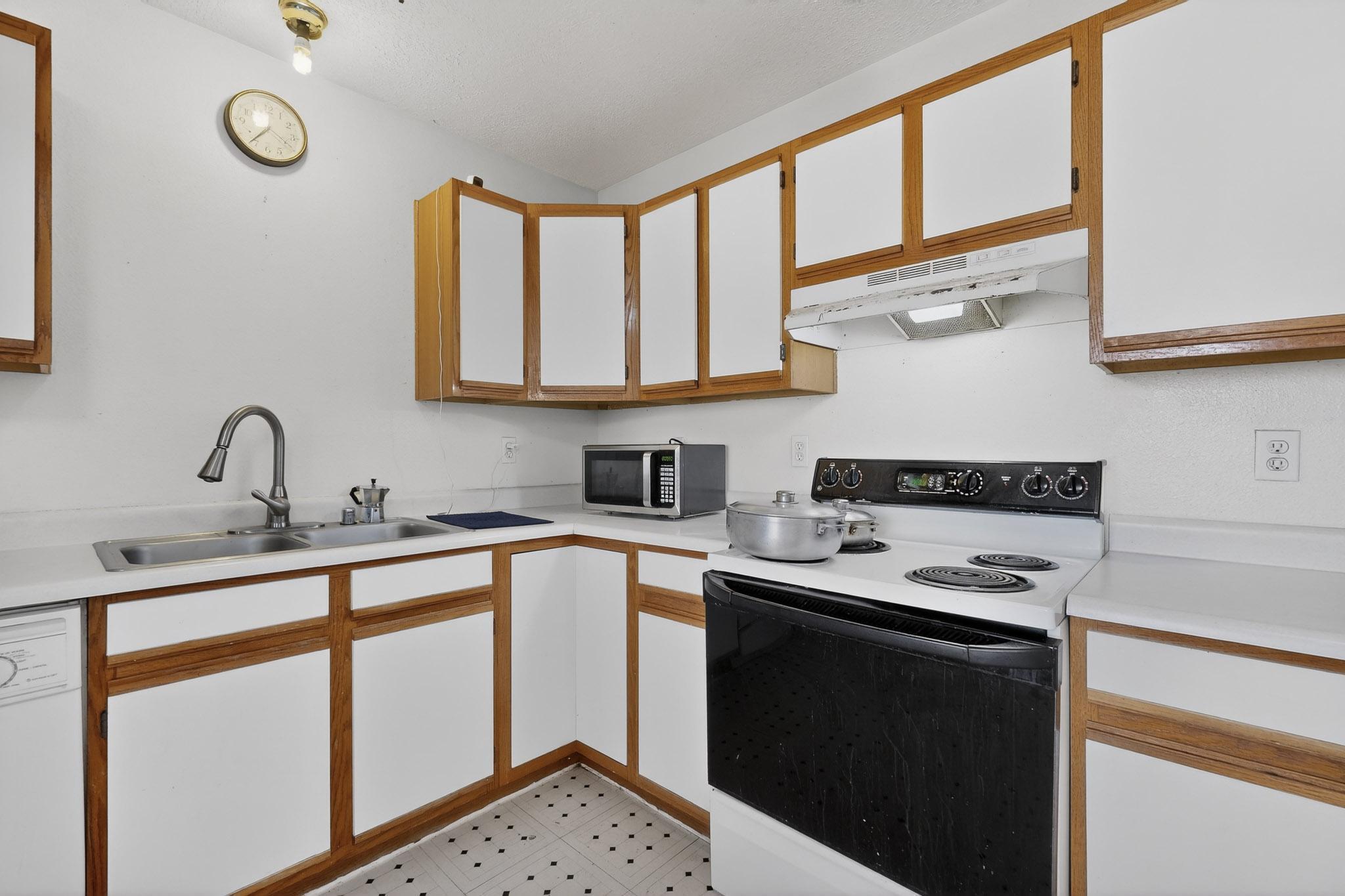 Photo 12 — 1800 Lee Loop NE