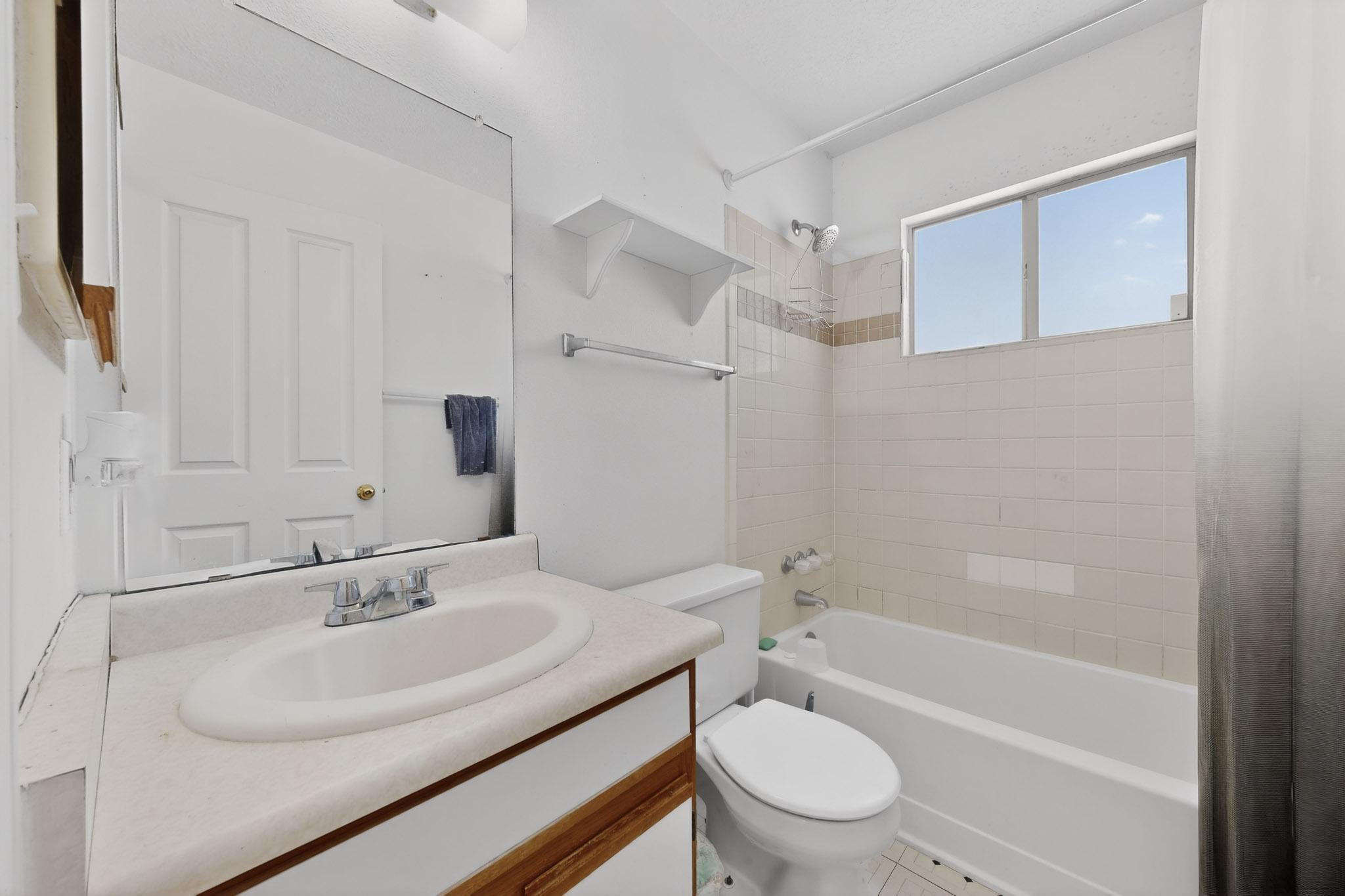 Photo 14 — 1800 Lee Loop NE