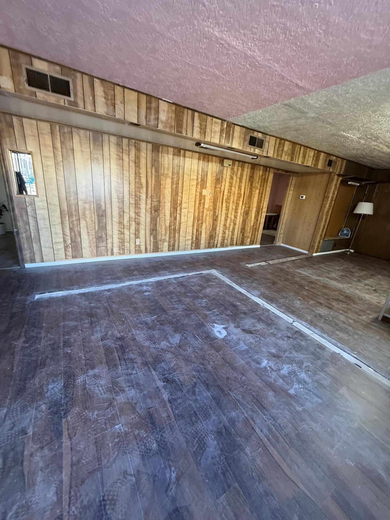 Photo 10 — 2837 San Mateo Boulevard NE