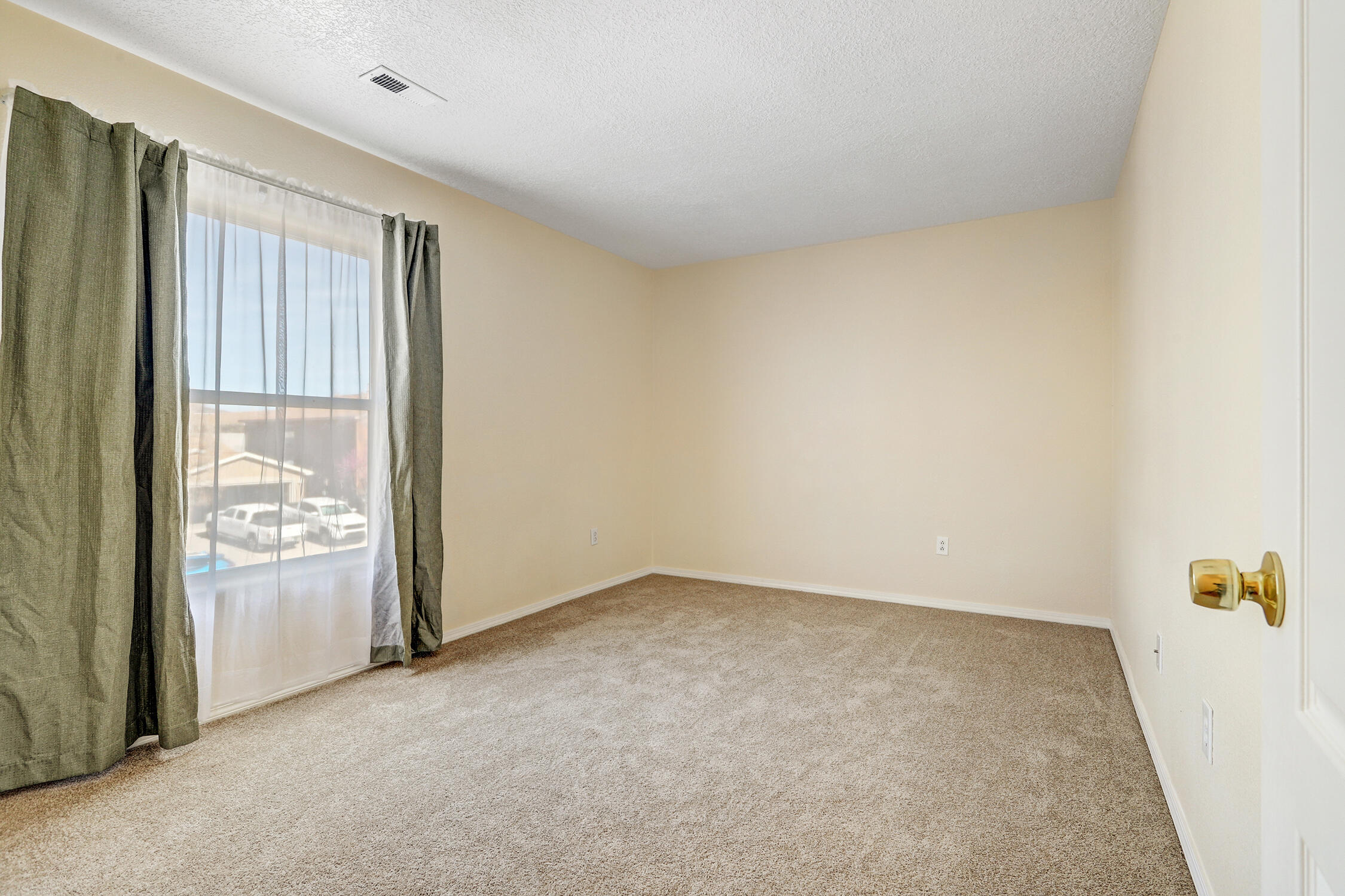 Photo 4 — 5724 Sandoval Drive NE
