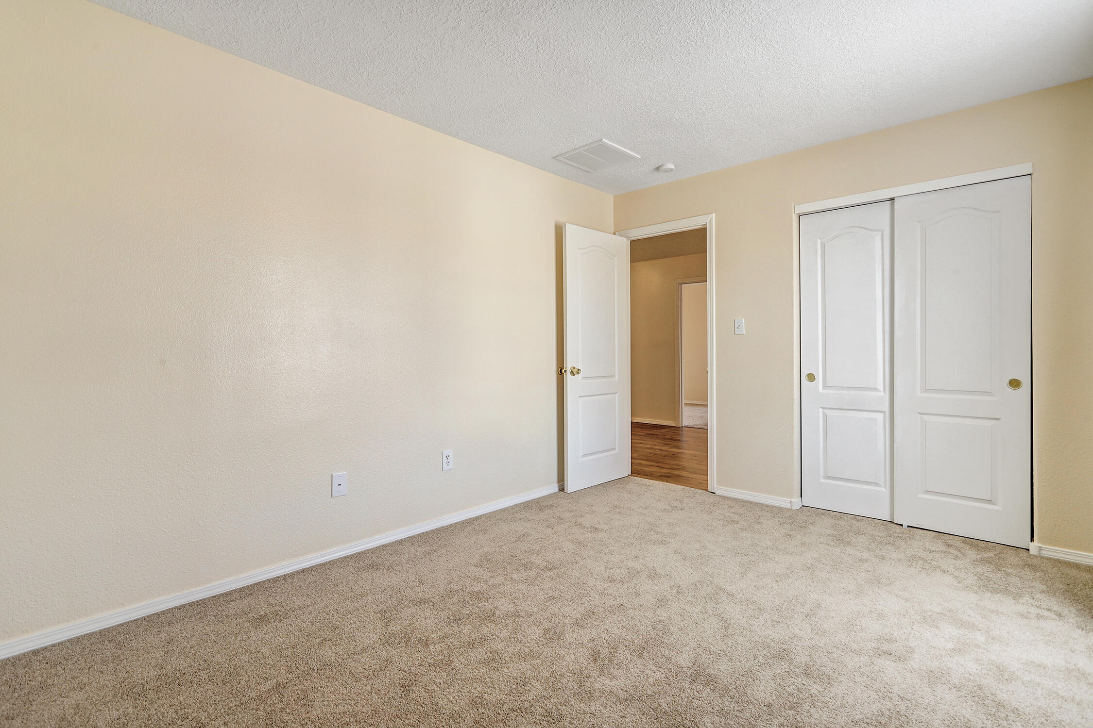 Photo 5 — 5724 Sandoval Drive NE