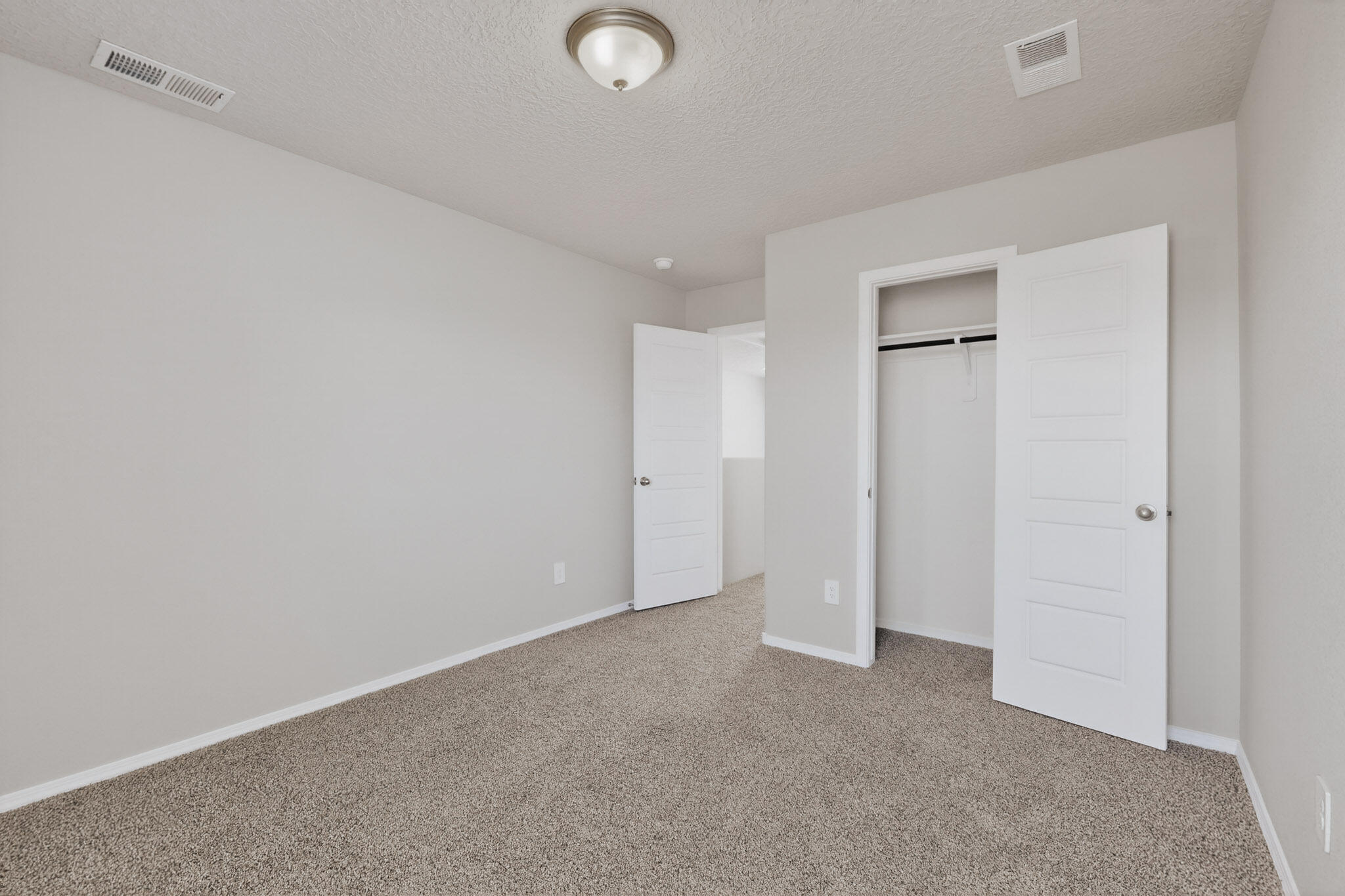 Photo 9 — 889 Tazanita Loop SE