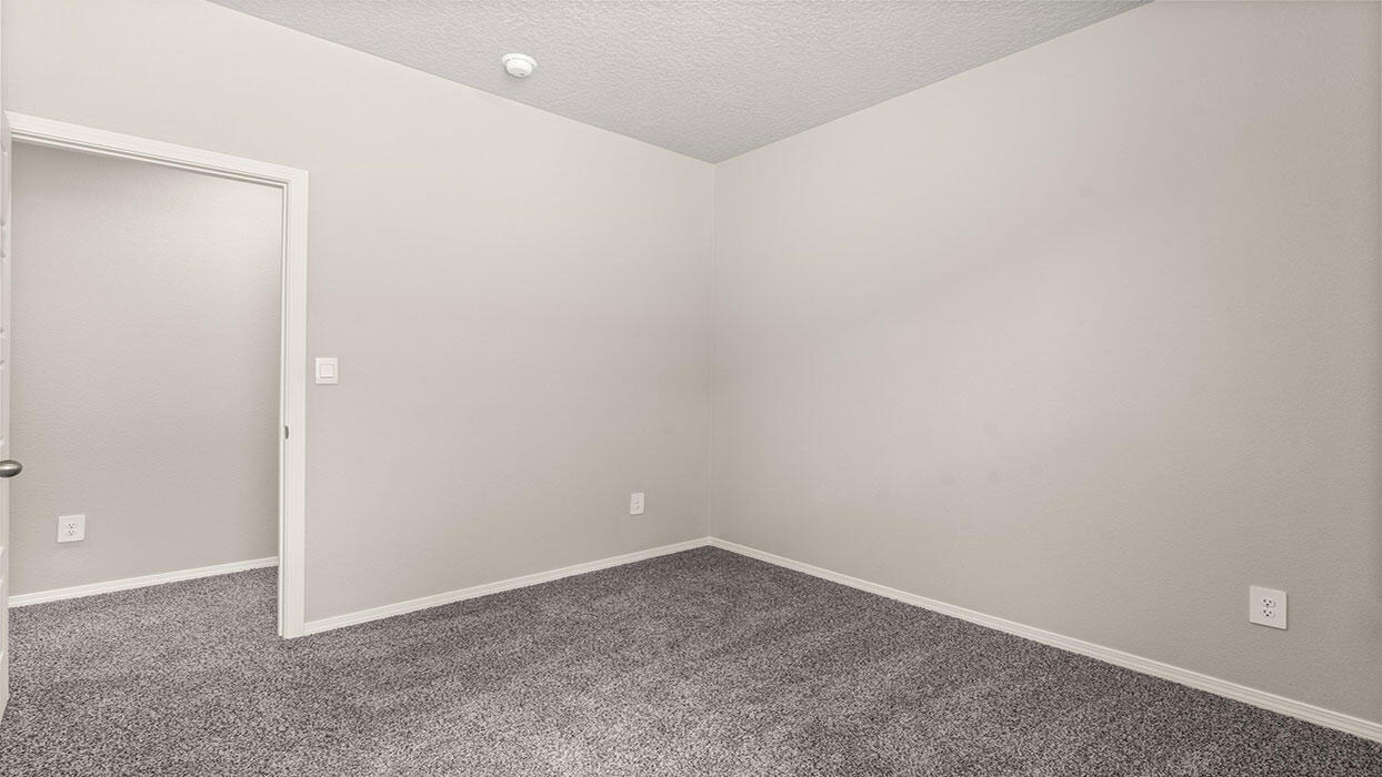 Photo 6 — 3304 Dijamant Loop SE