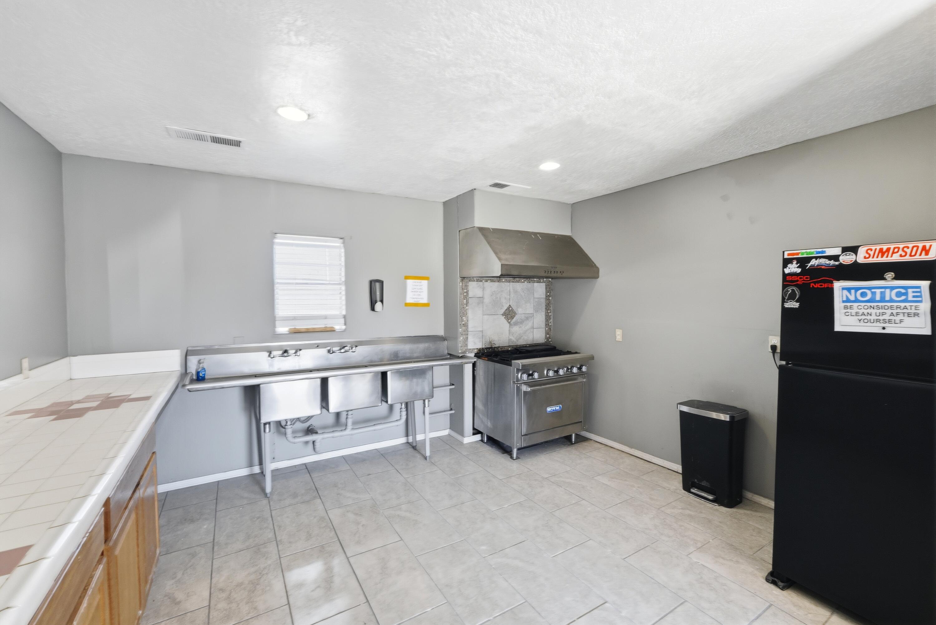 Photo 3 — 606 Romero Street