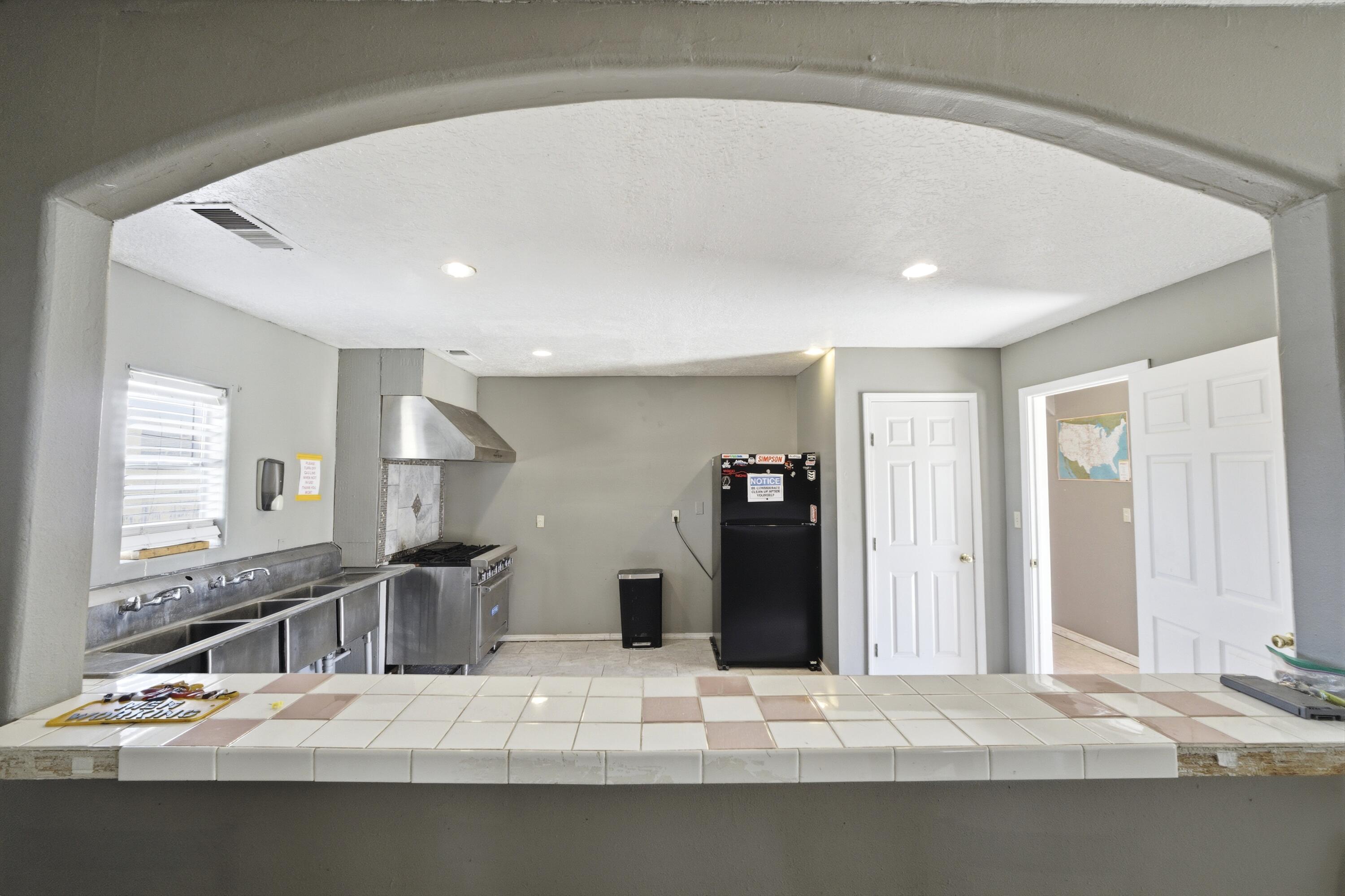 Photo 8 — 606 Romero Street