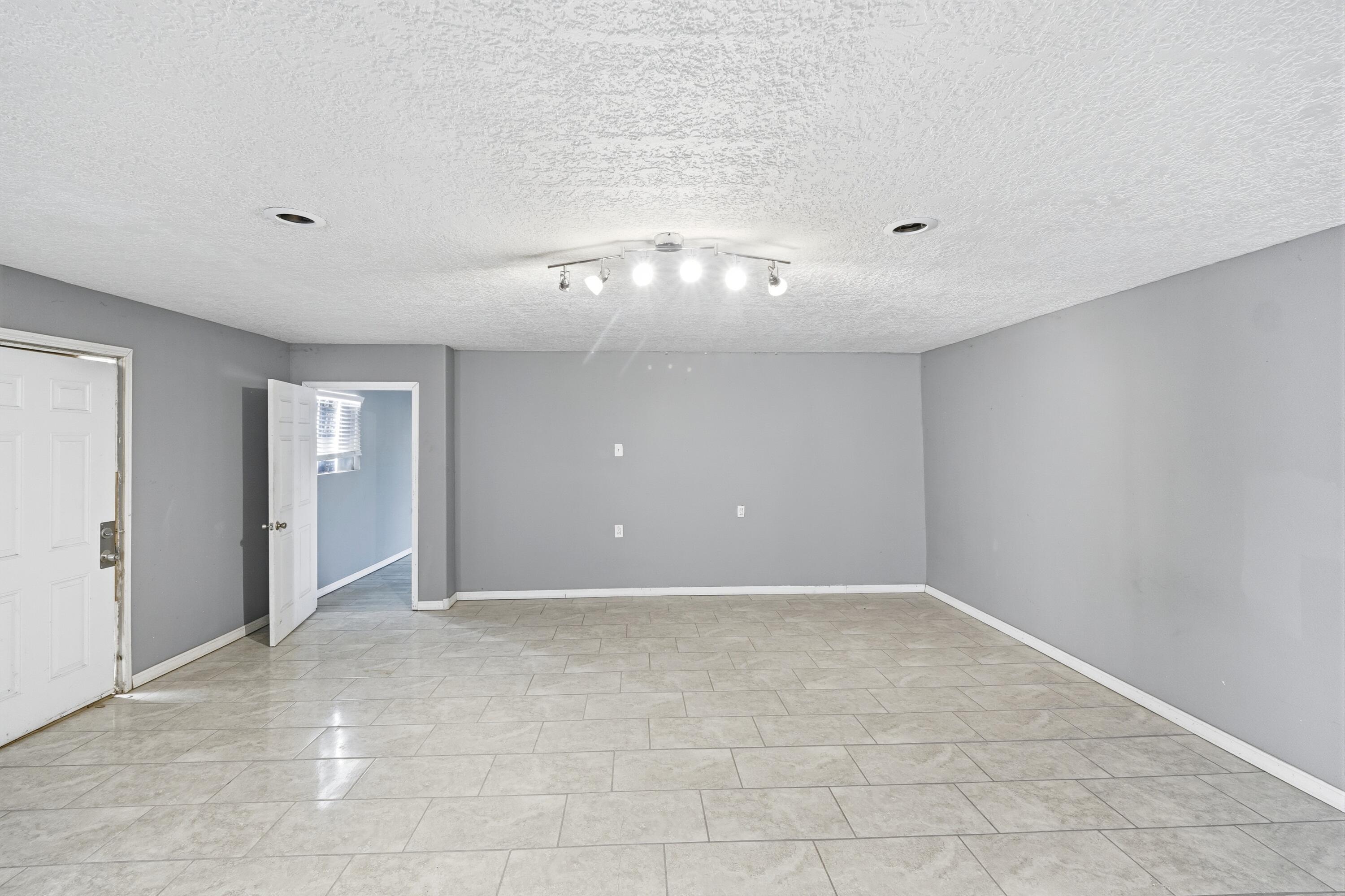 Photo 10 — 606 Romero Street