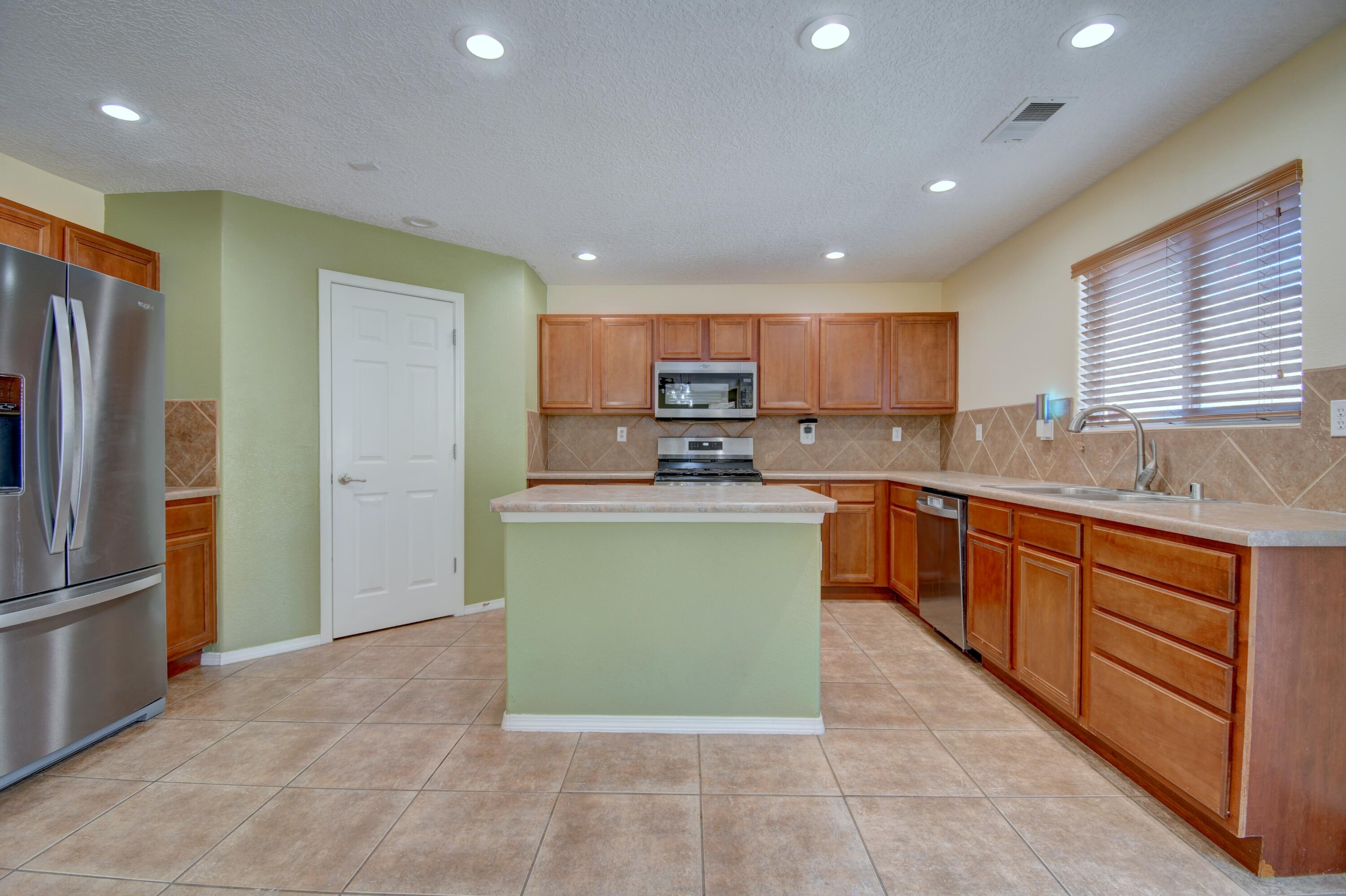 Photo 17 — 920 Colibri Avenue NW