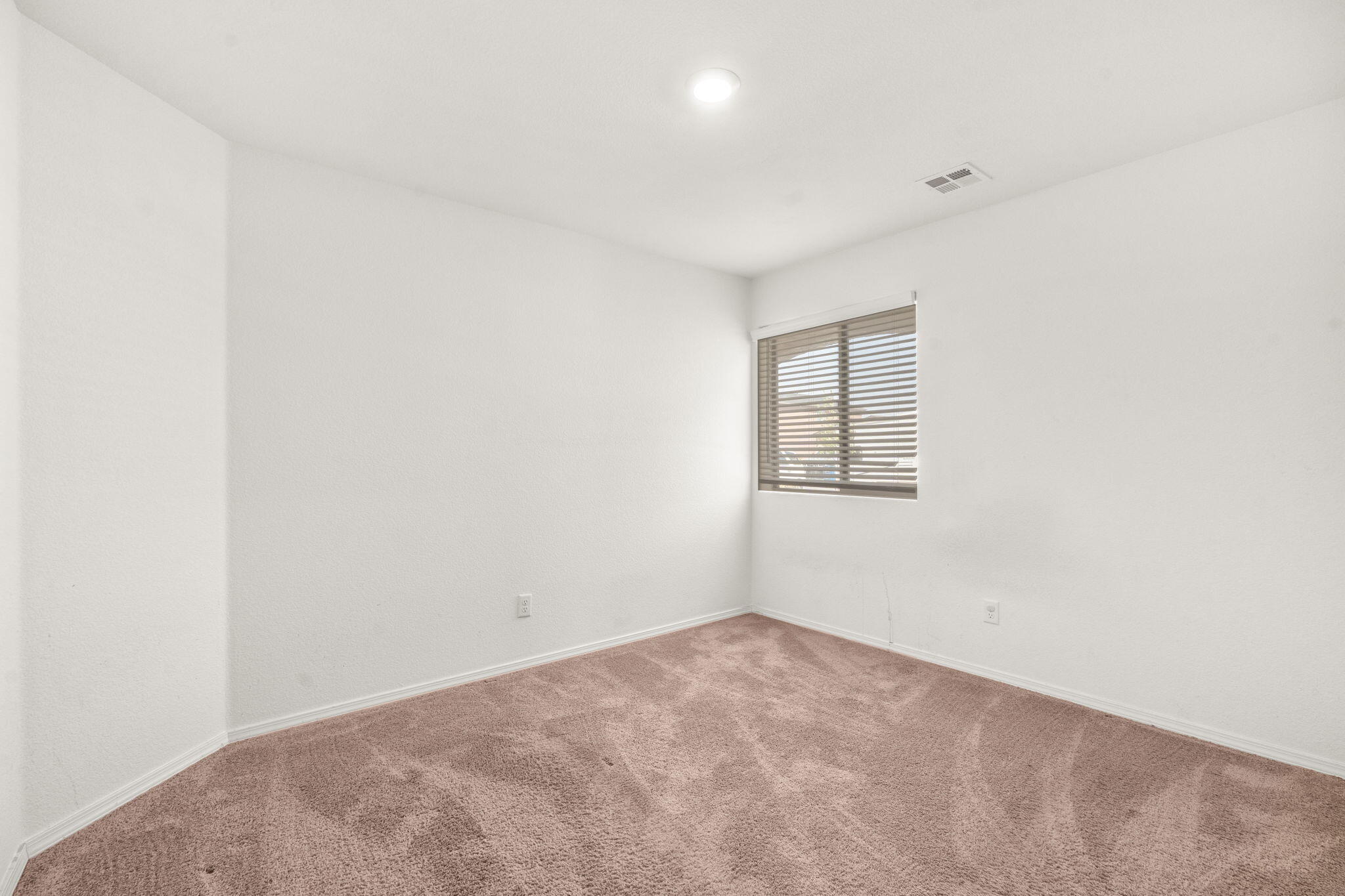 Photo 13 — 480 Chafey Drive SW