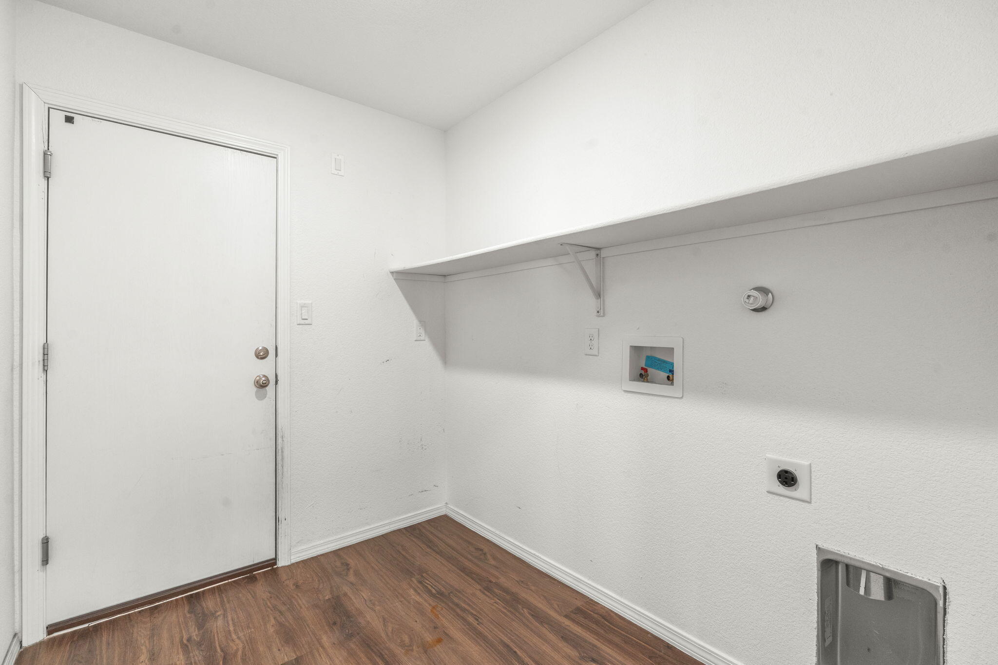 Photo 15 — 480 Chafey Drive SW
