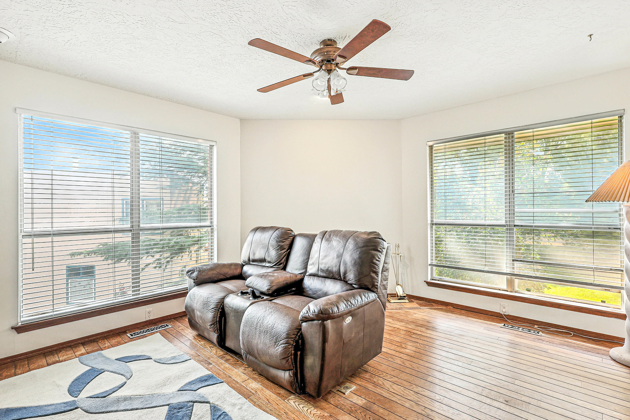 Photo 2 — 9801 Greenbrier Road NE