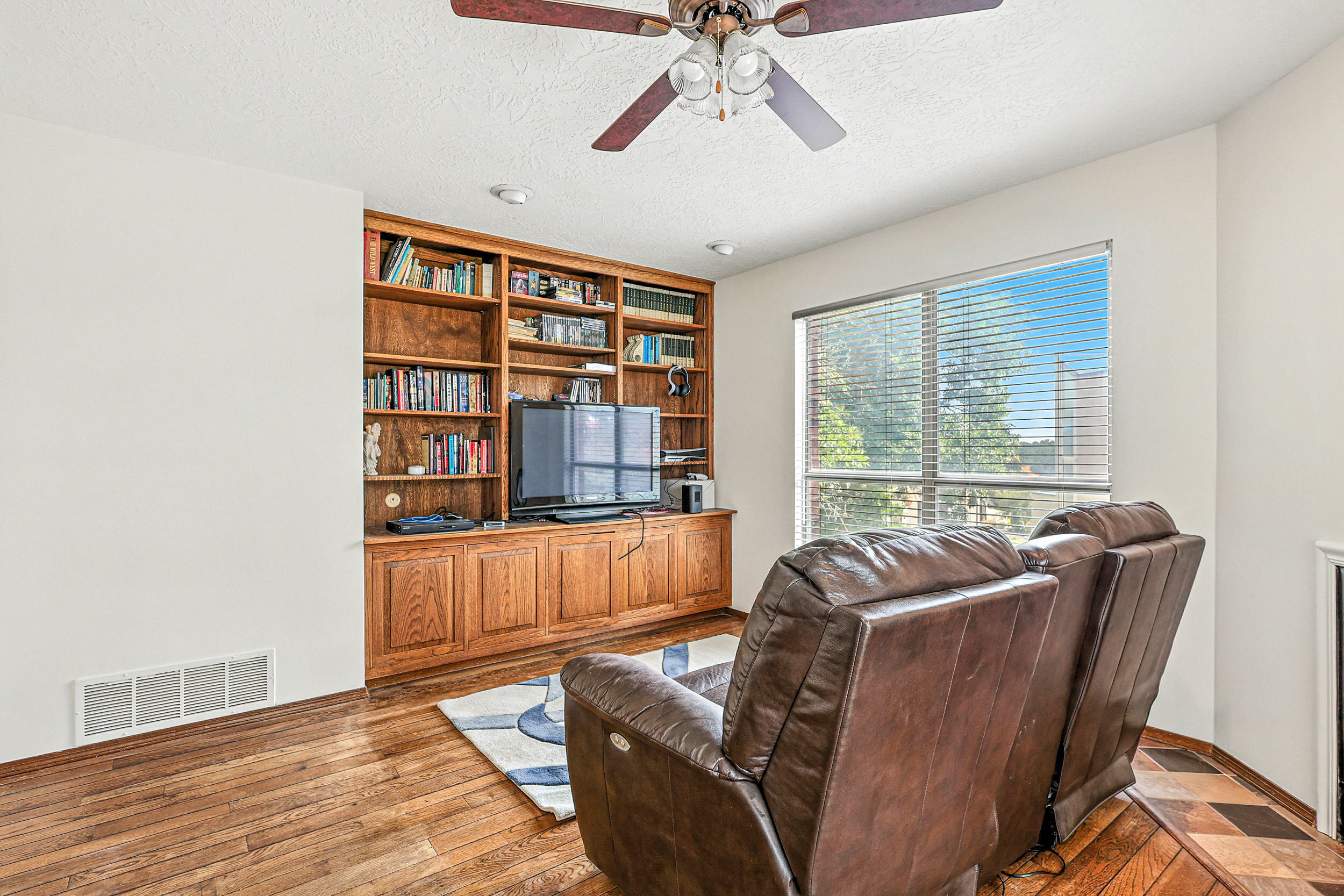Photo 3 — 9801 Greenbrier Road NE