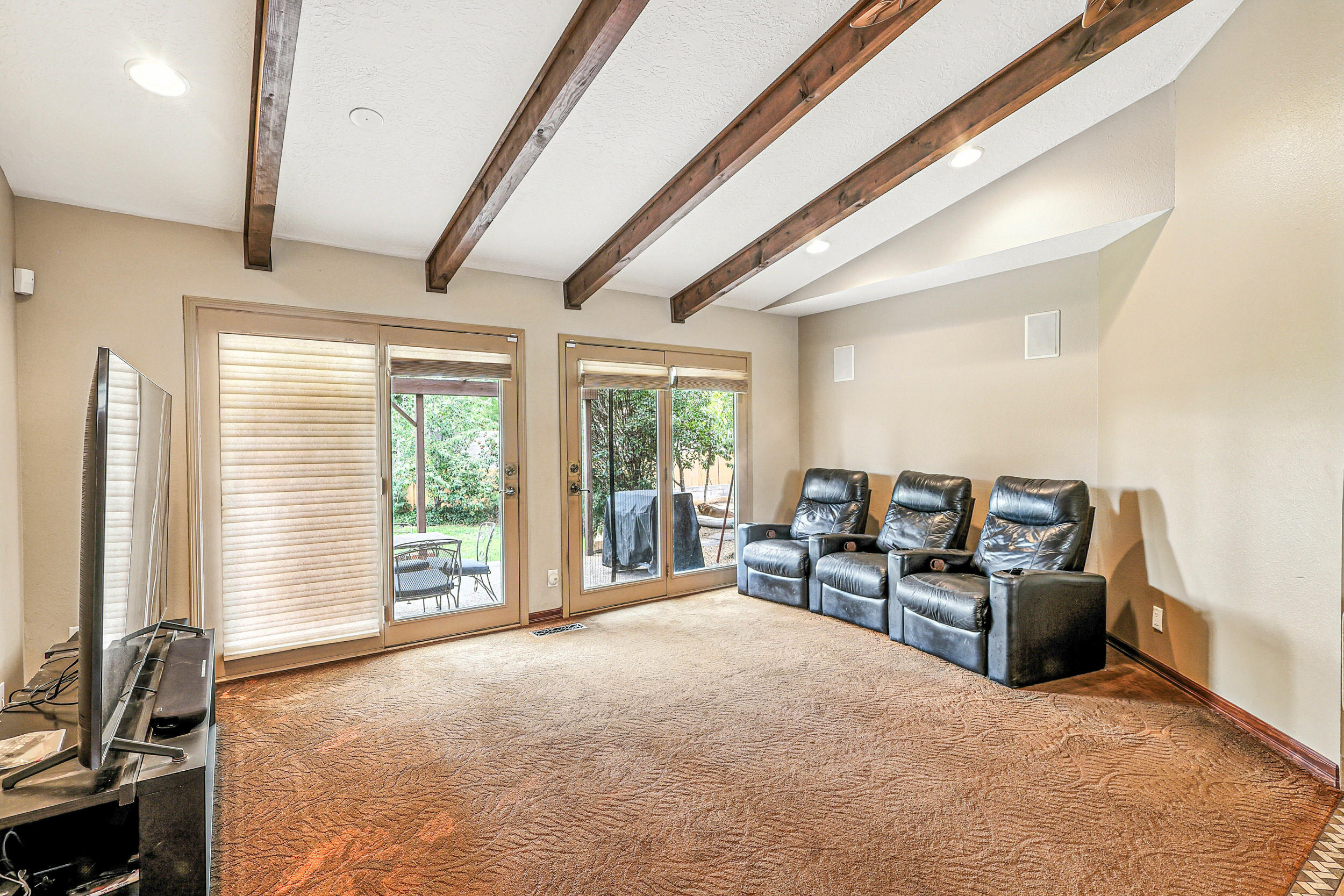 Photo 7 — 9801 Greenbrier Road NE
