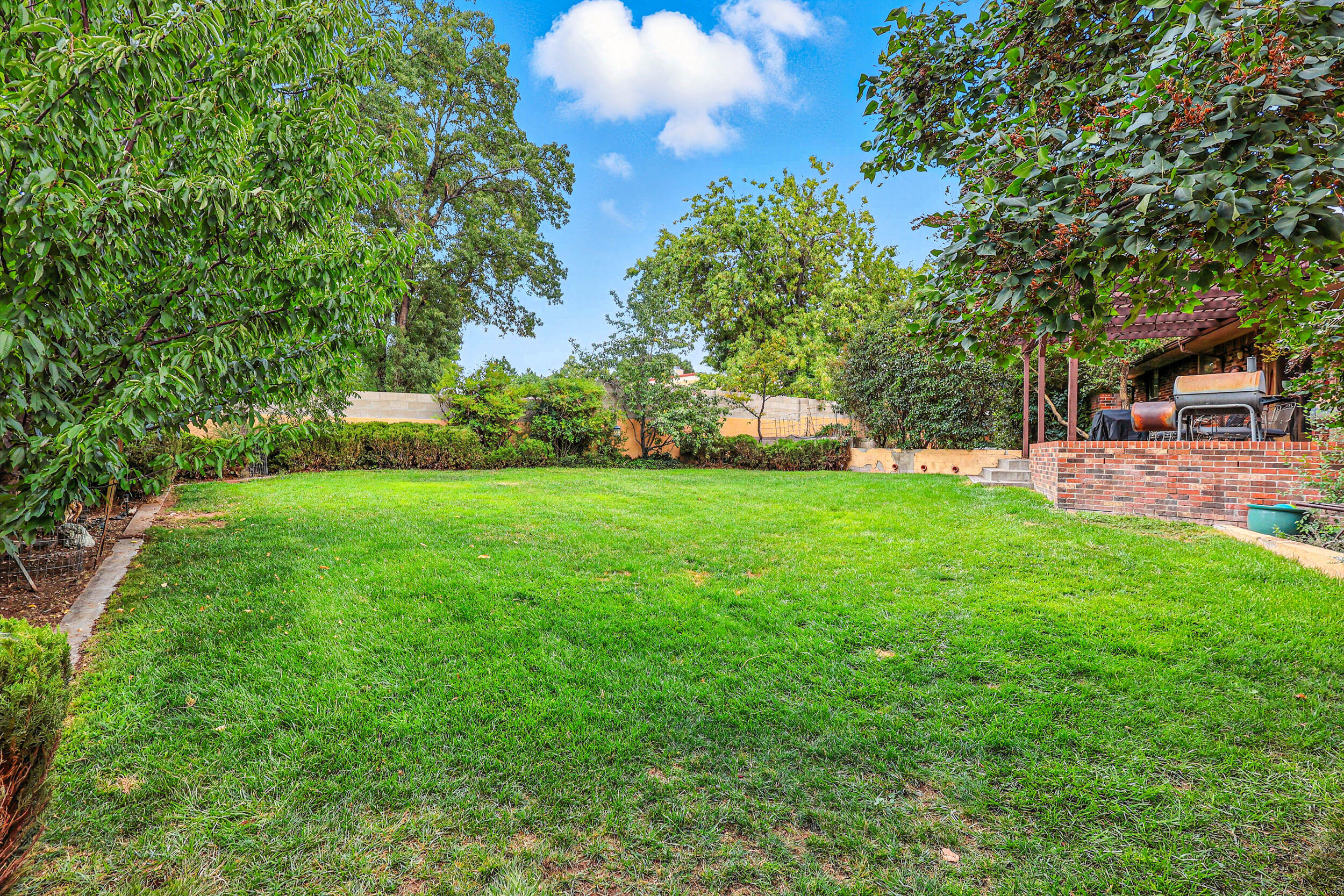 Photo 9 — 9801 Greenbrier Road NE