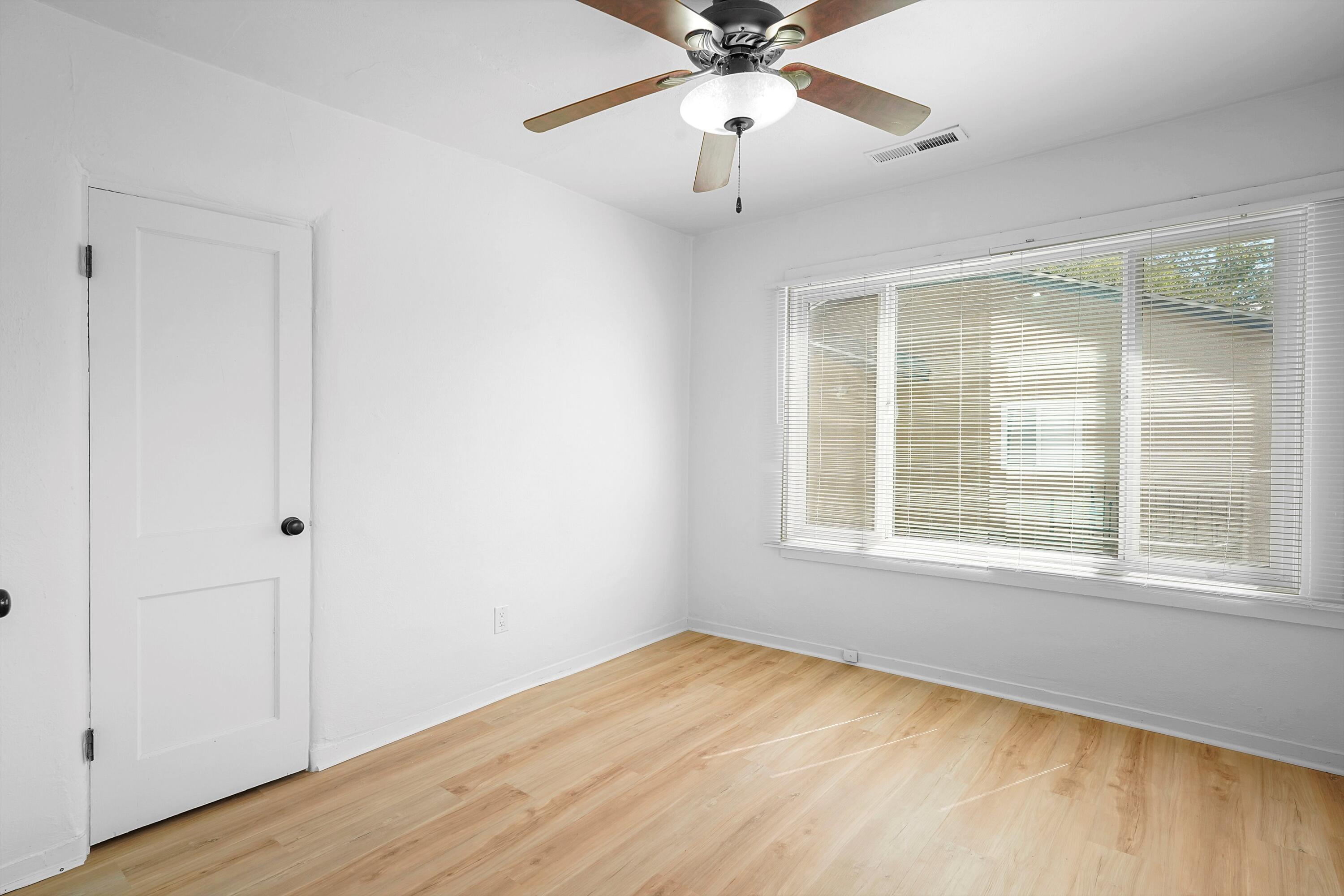 Photo 6 — 412 Harvard Drive SE