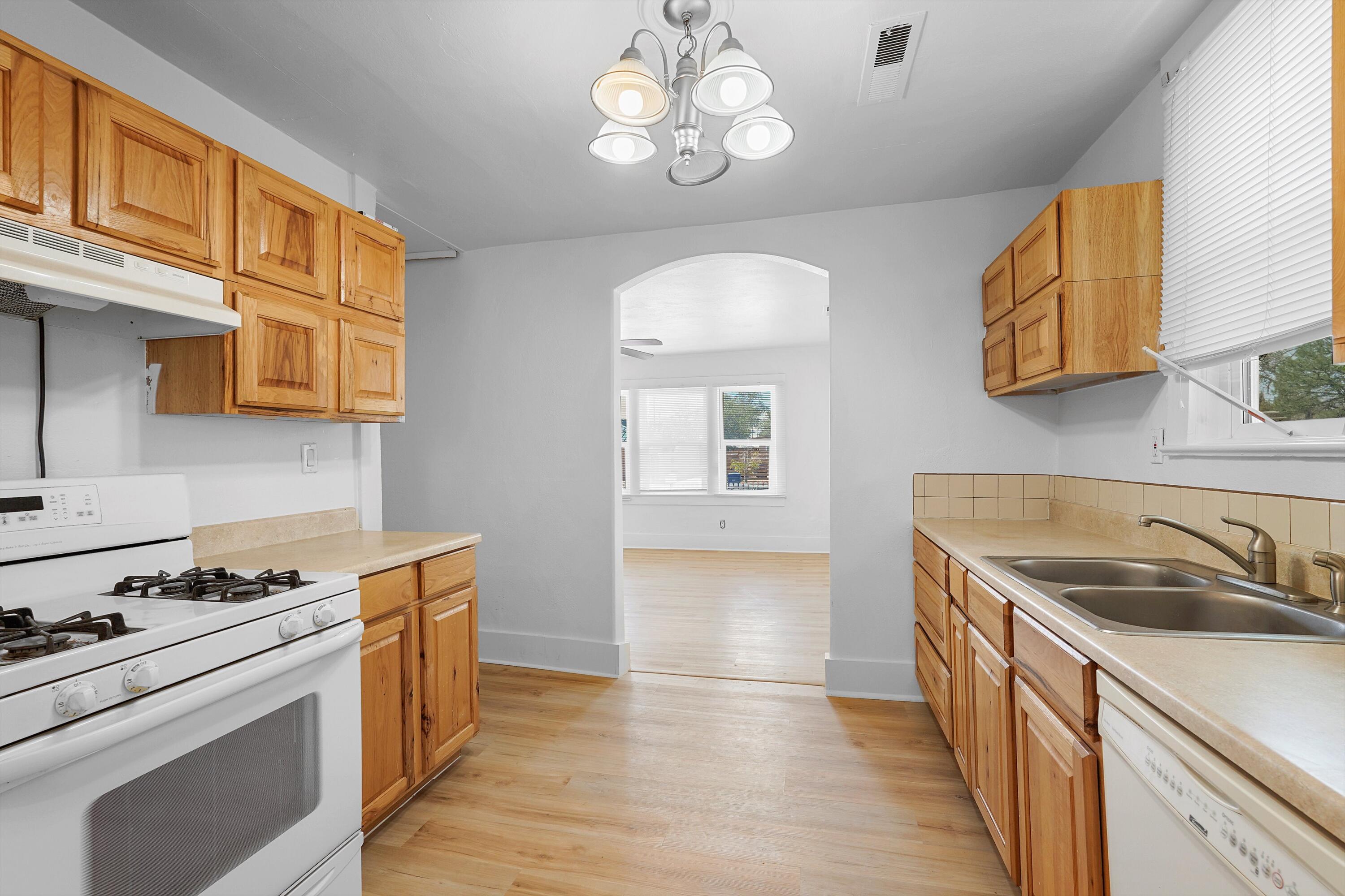 Photo 9 — 412 Harvard Drive SE
