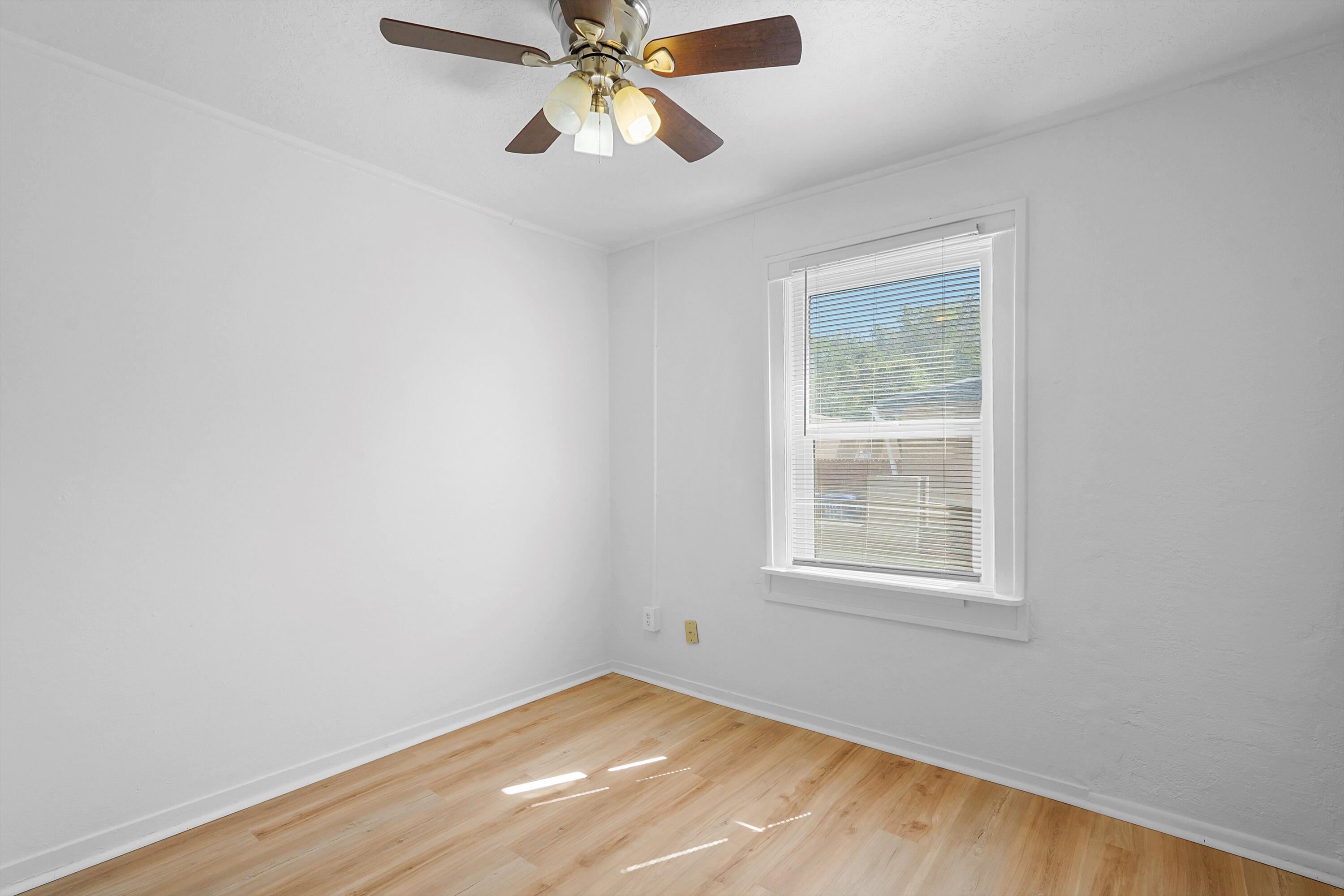 Photo 18 — 412 Harvard Drive SE