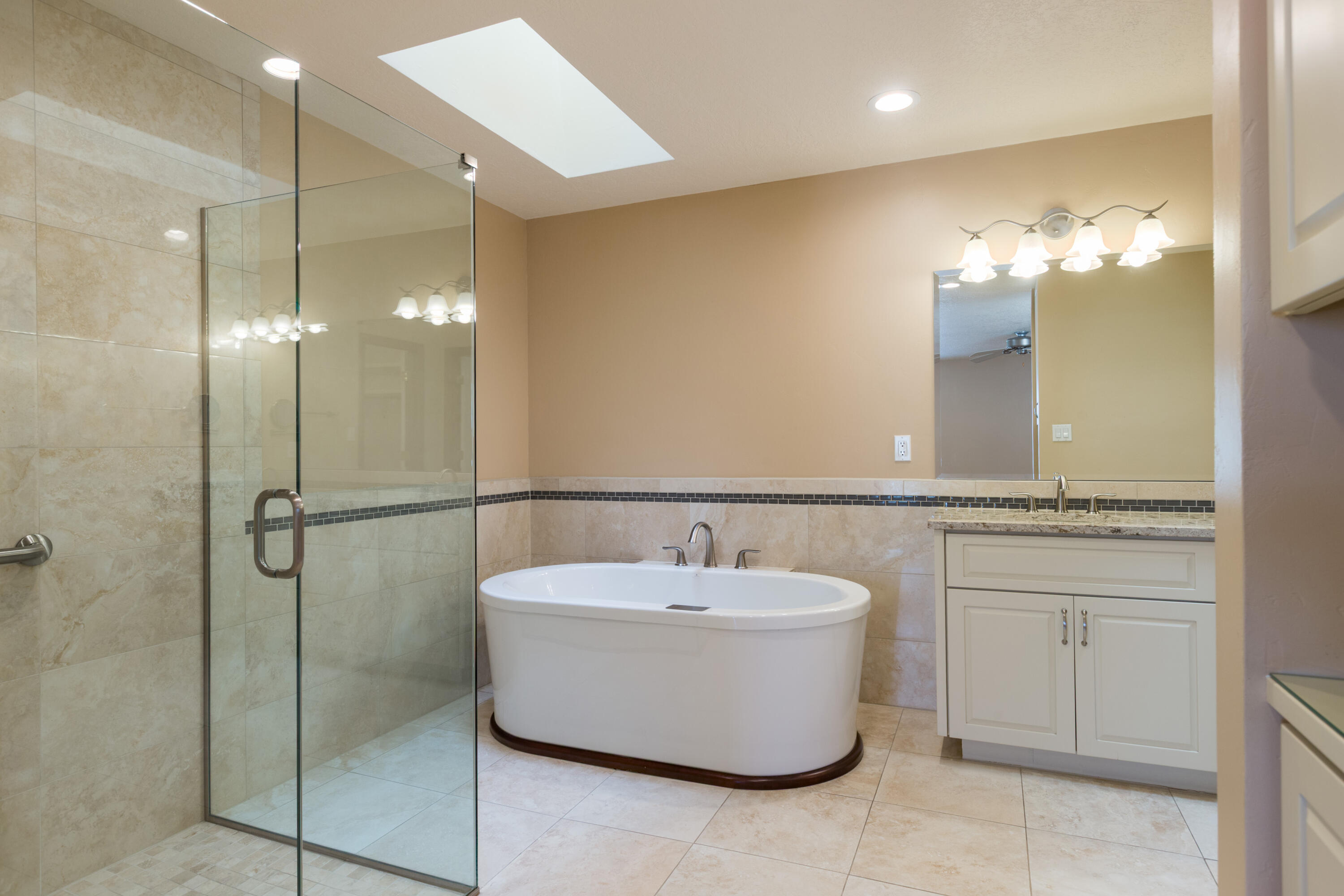 Photo 4 — 14325 Skyline Road NE