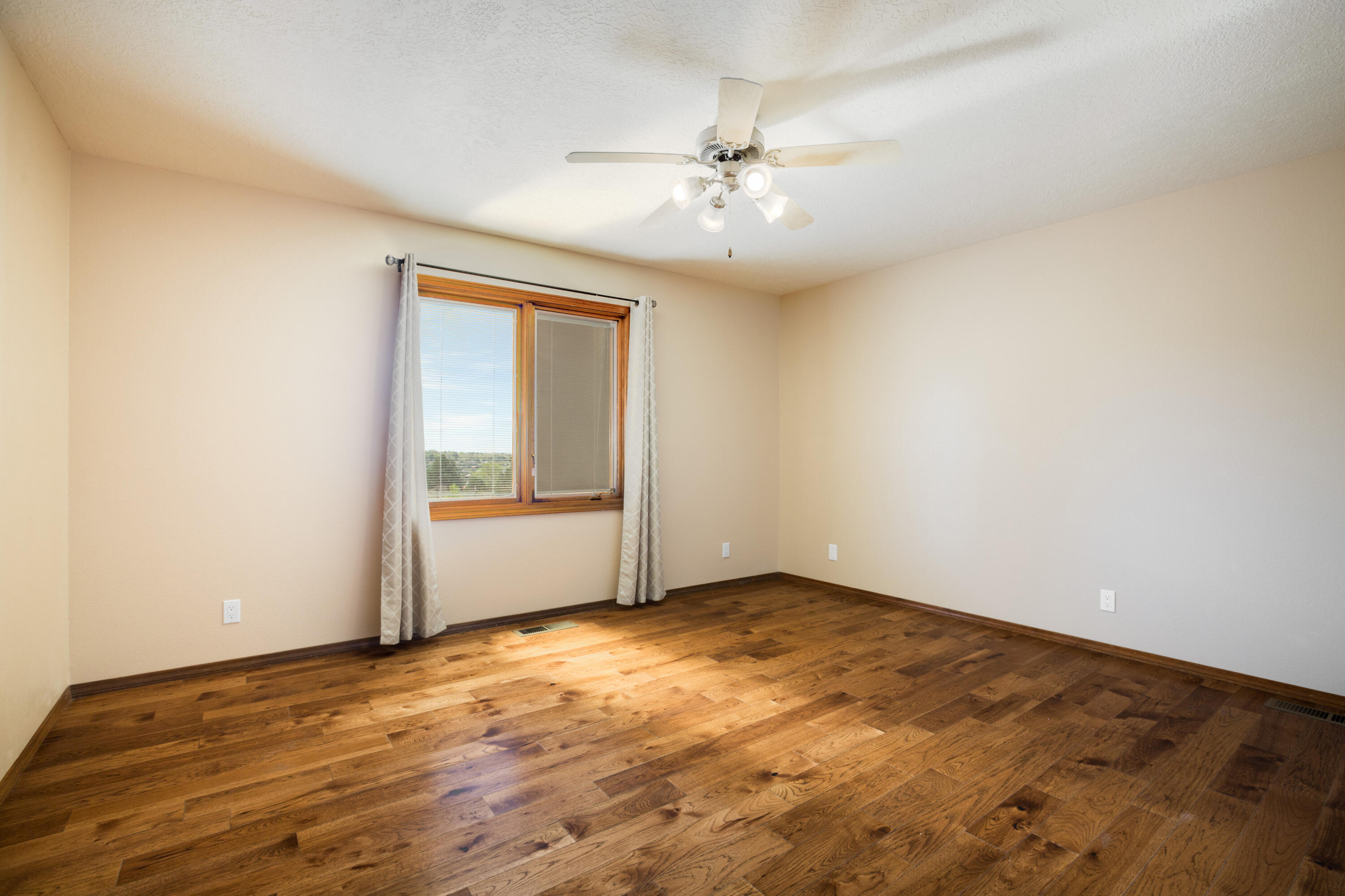 Photo 10 — 14325 Skyline Road NE