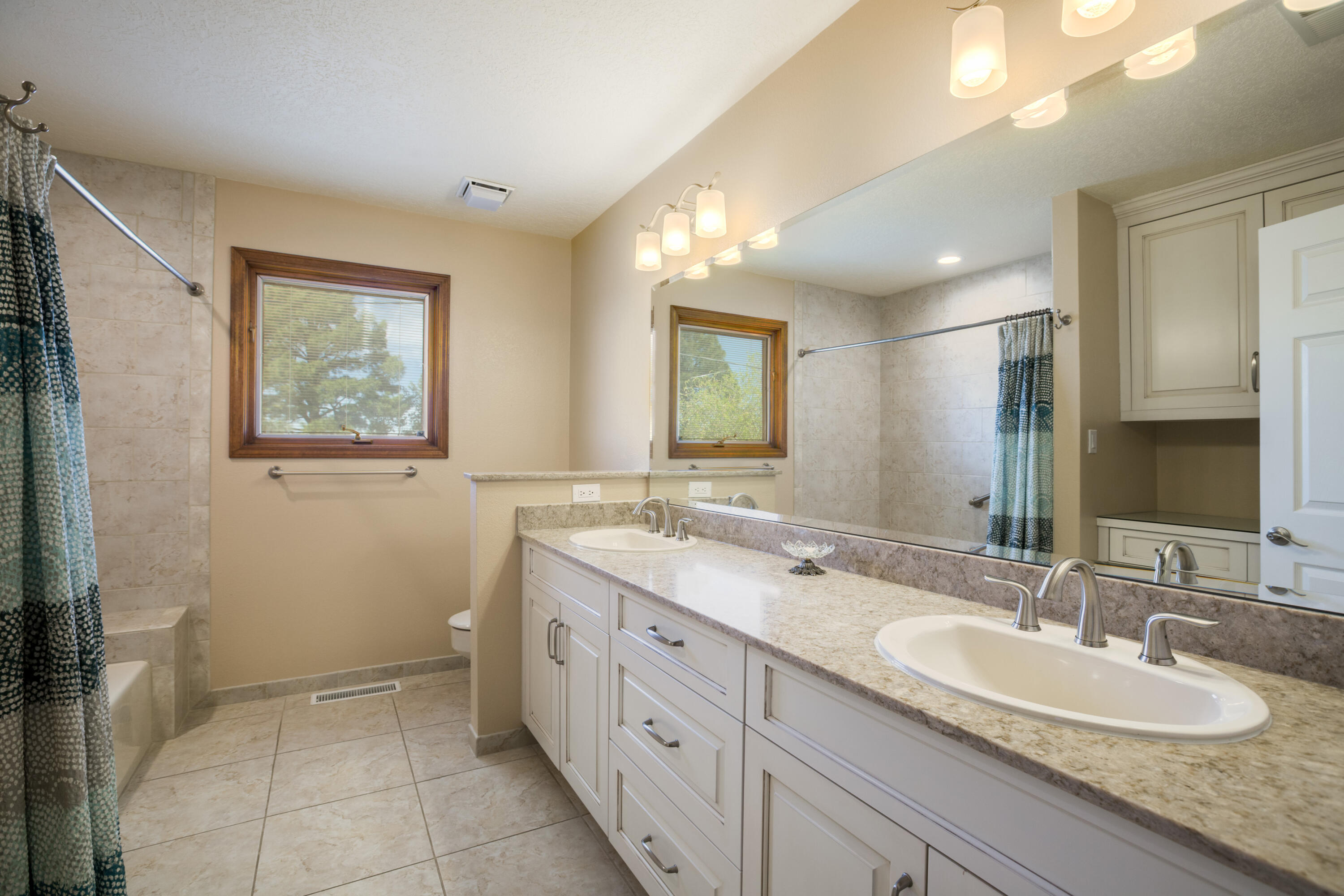 Photo 11 — 14325 Skyline Road NE